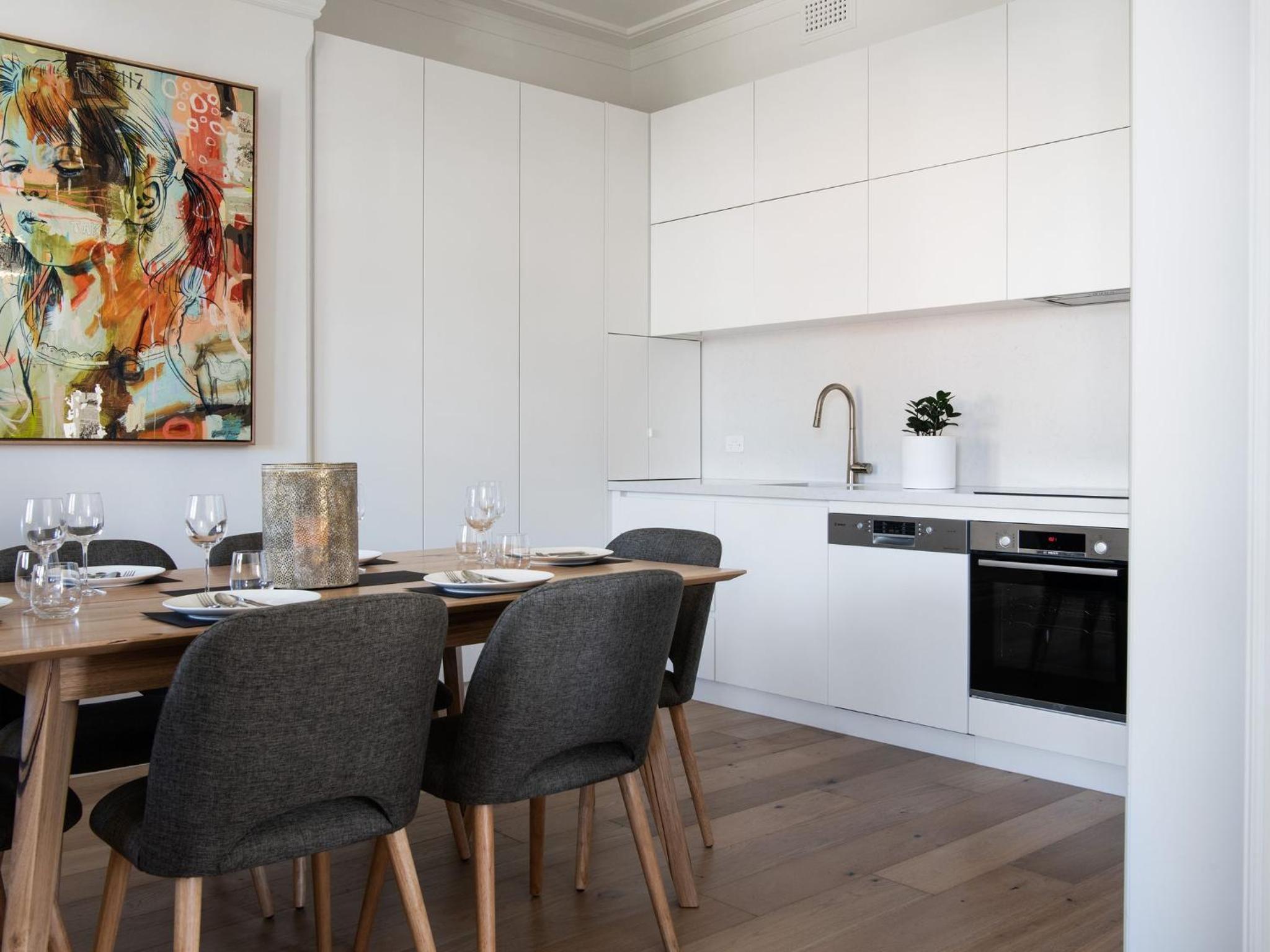 1913 on Vincent- Centrally located apartment
