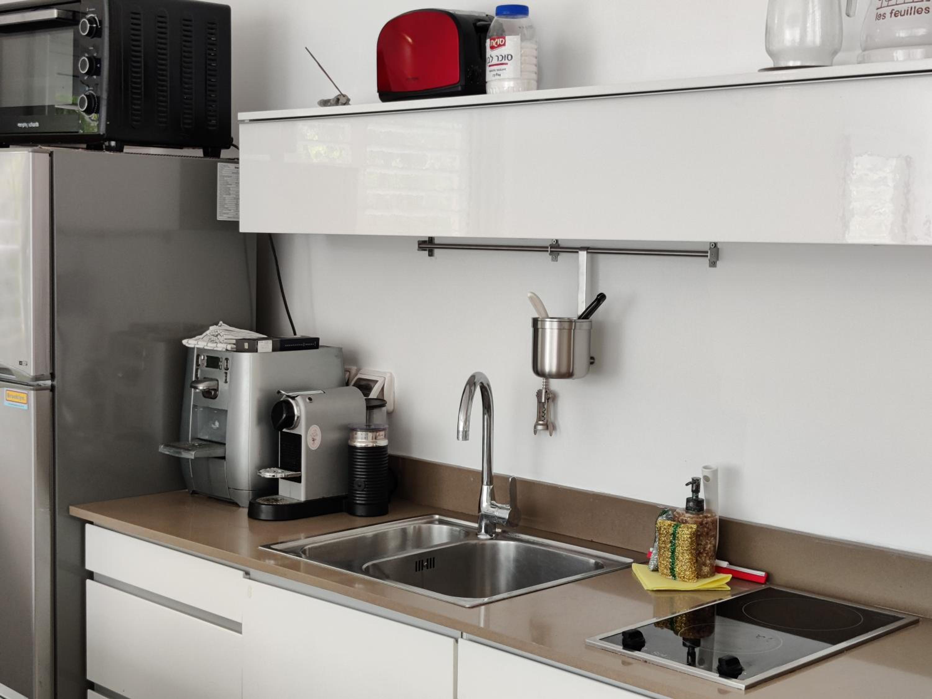 2BDR Holiday Home by Mezizim Beach and TLV Port! view 2