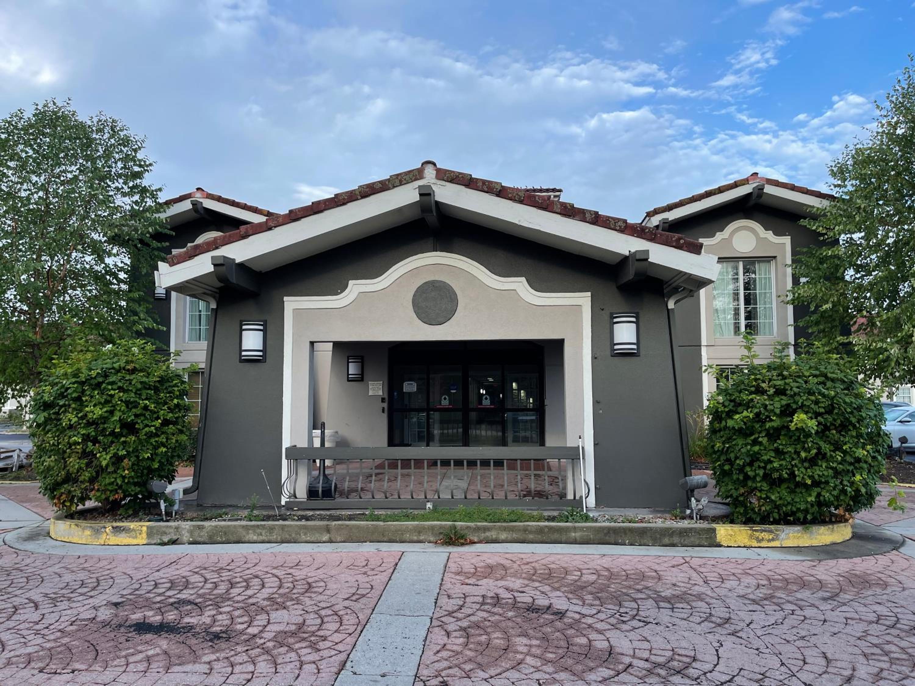 Hotel La Quinta Inn by Wyndham Indianapolis Airport Lynhurst - Image 1