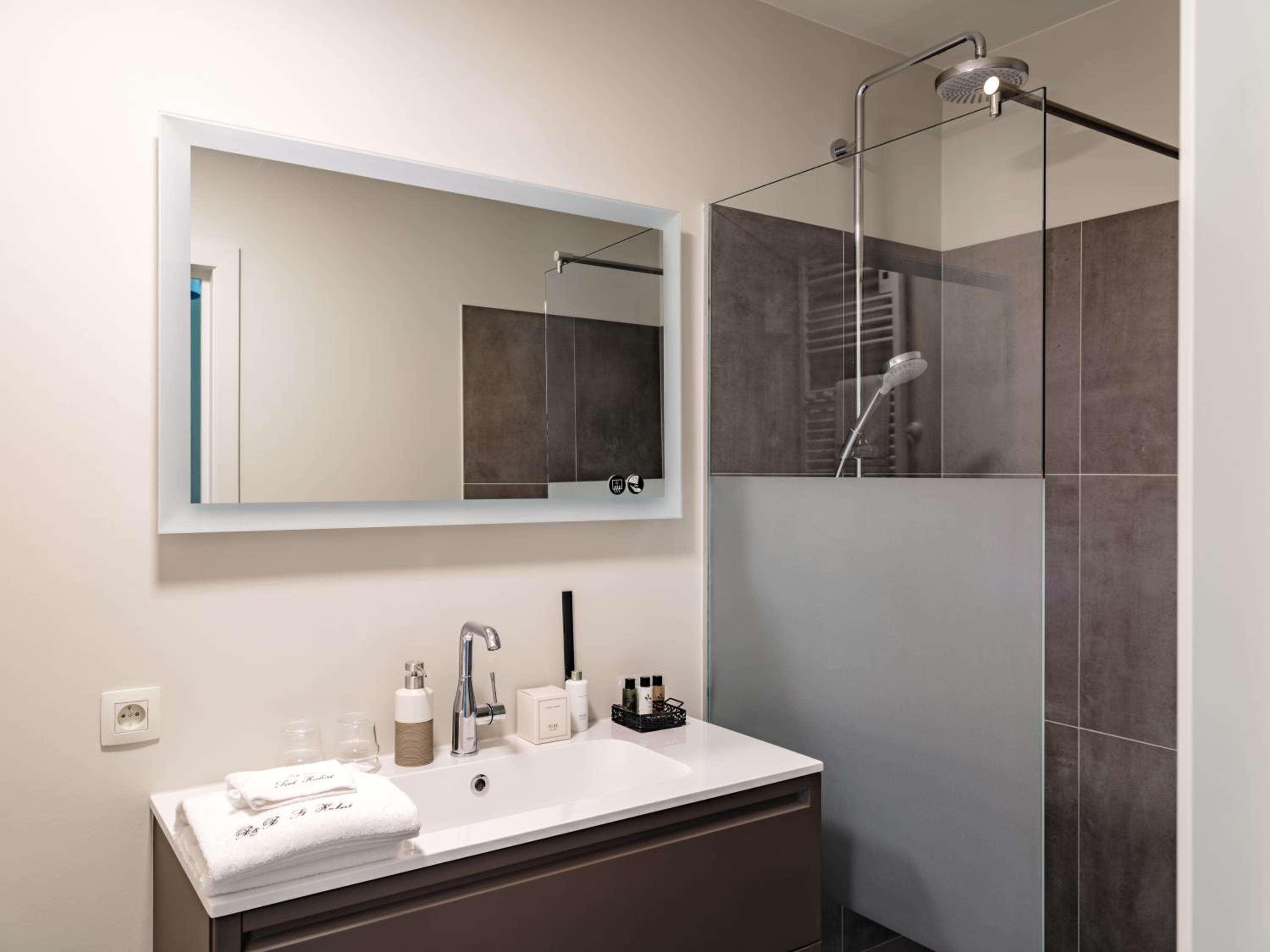 b & b St-Hubert