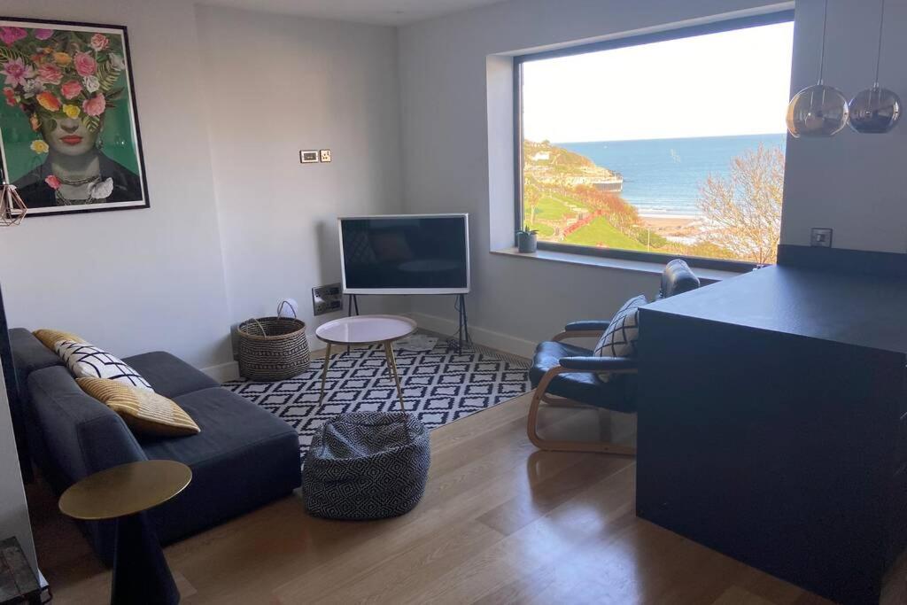 Beachside apartment in the centre of town view 4