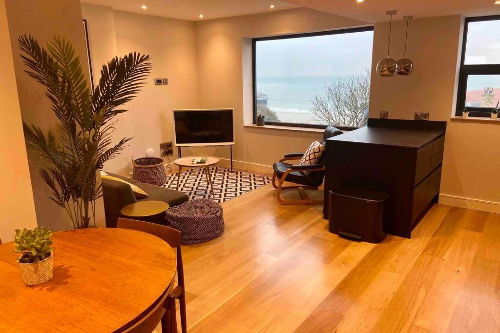 Beachside apartment in the centre of town view 5
