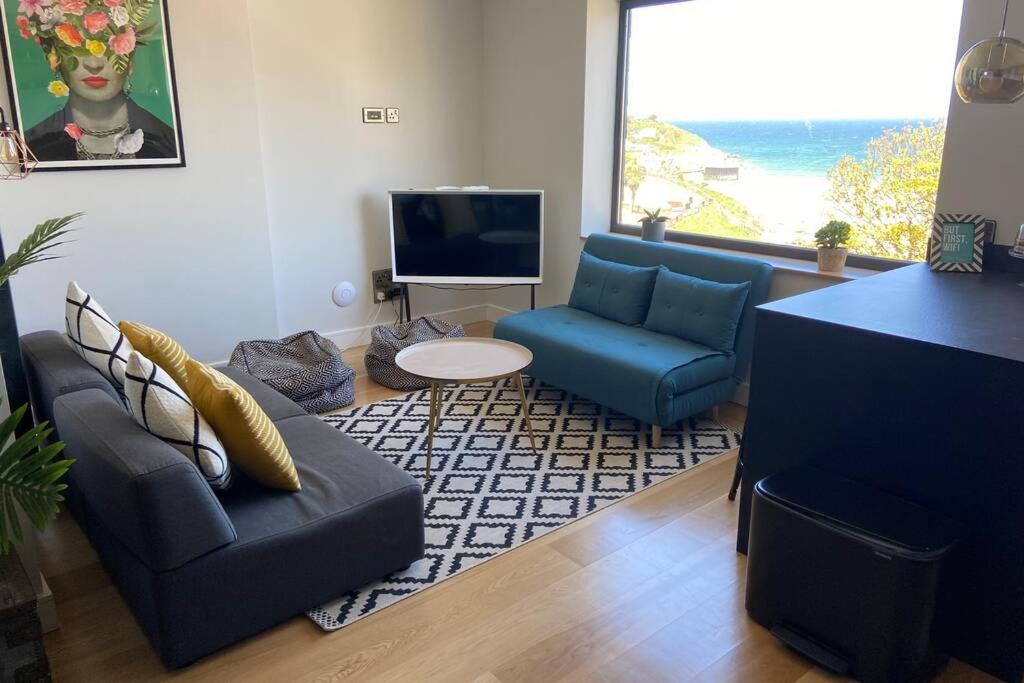 Beachside apartment in the centre of town view 3