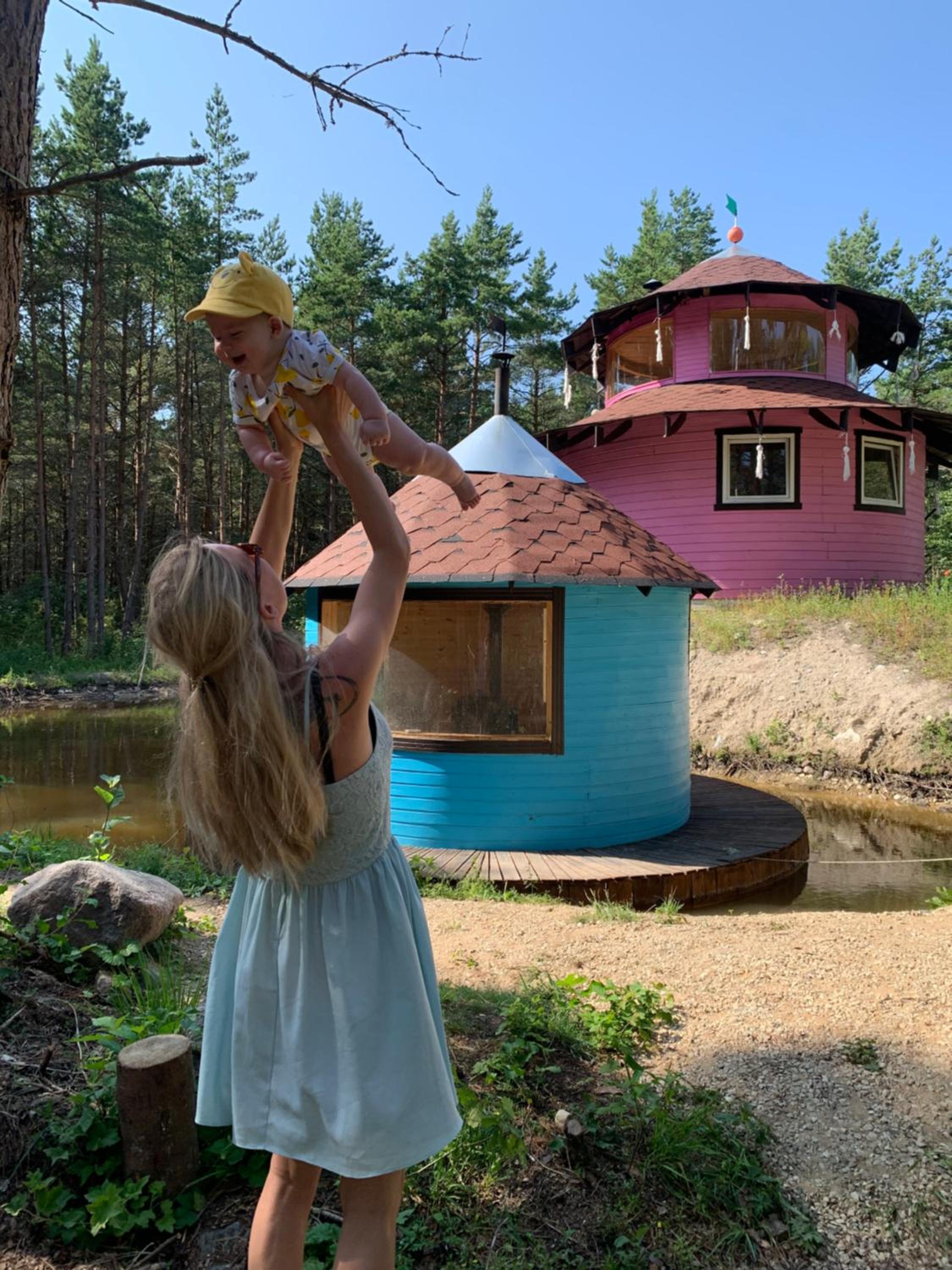 Roosa maja parvesaunaga