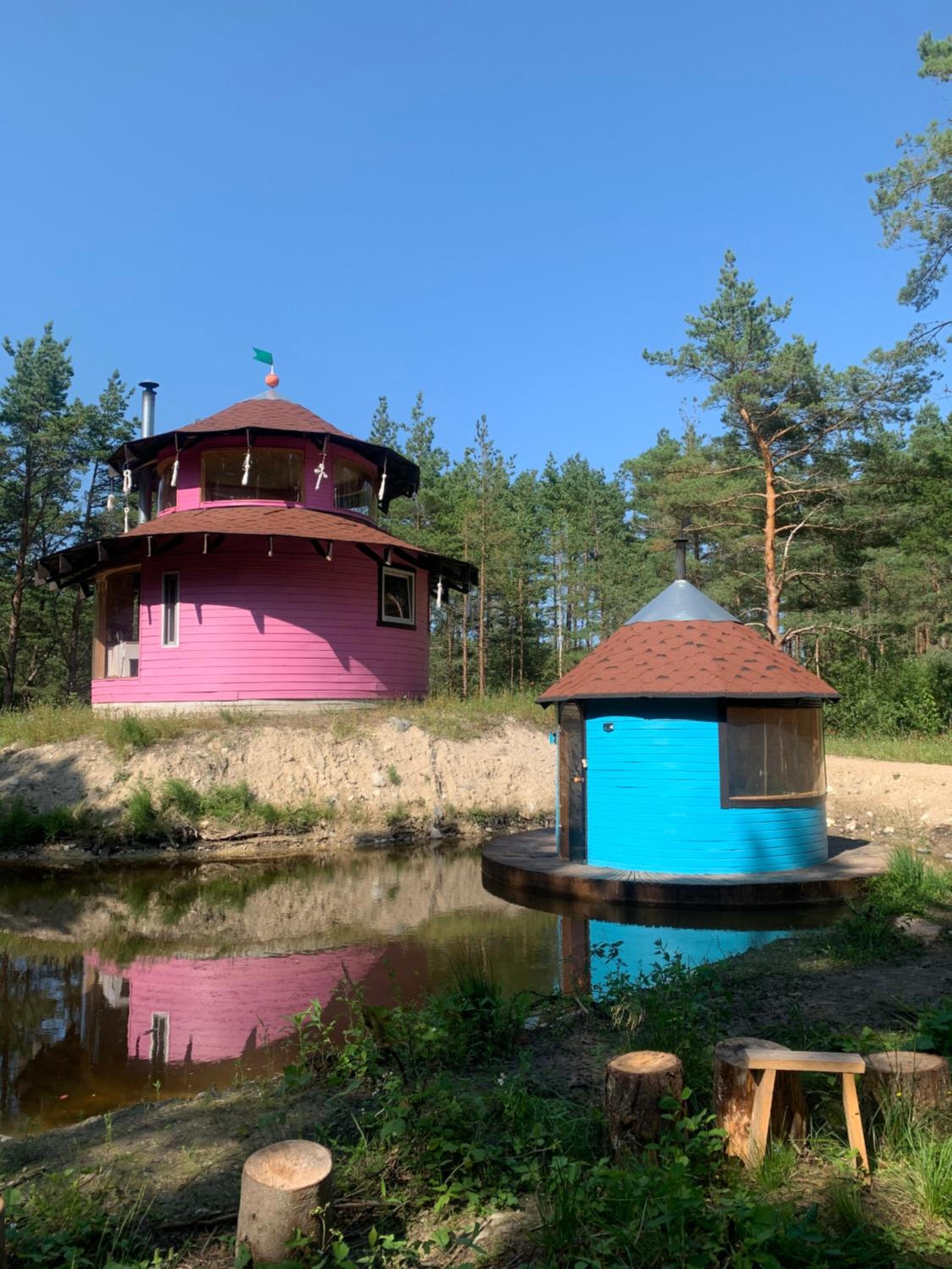 Roosa maja parvesaunaga