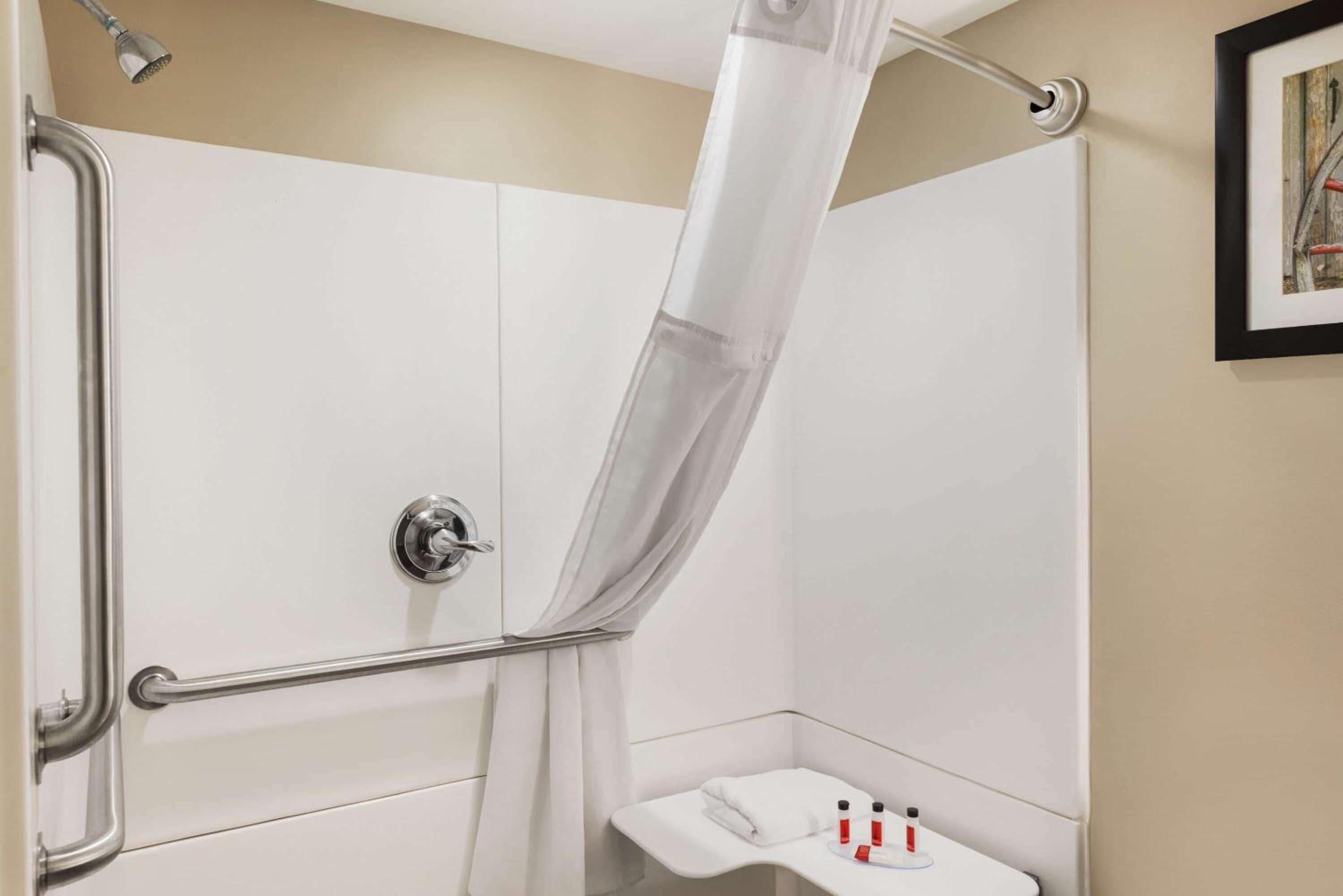 Days Inn & Suites by Wyndham Bowling Green