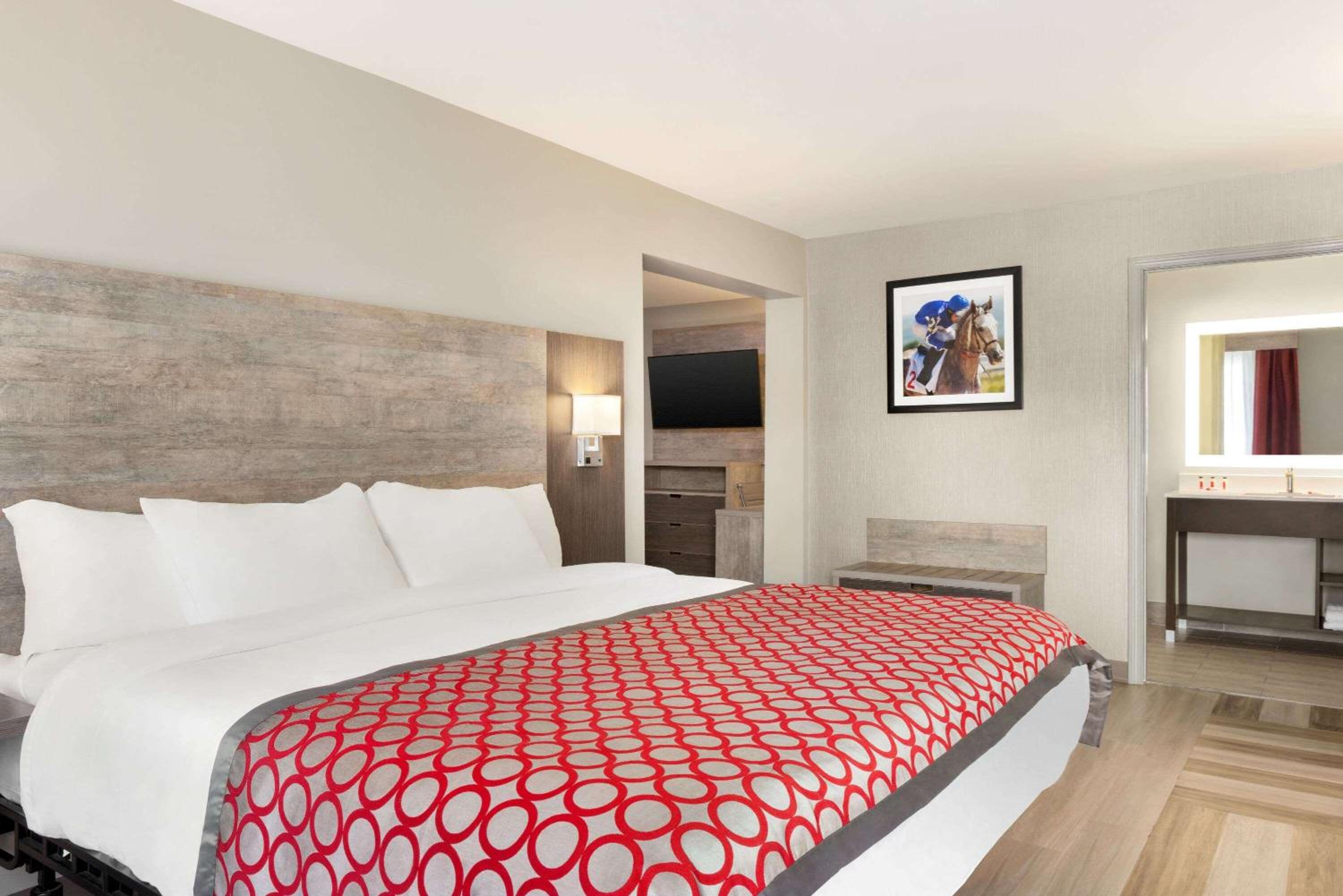 Days Inn & Suites by Wyndham Bowling Green