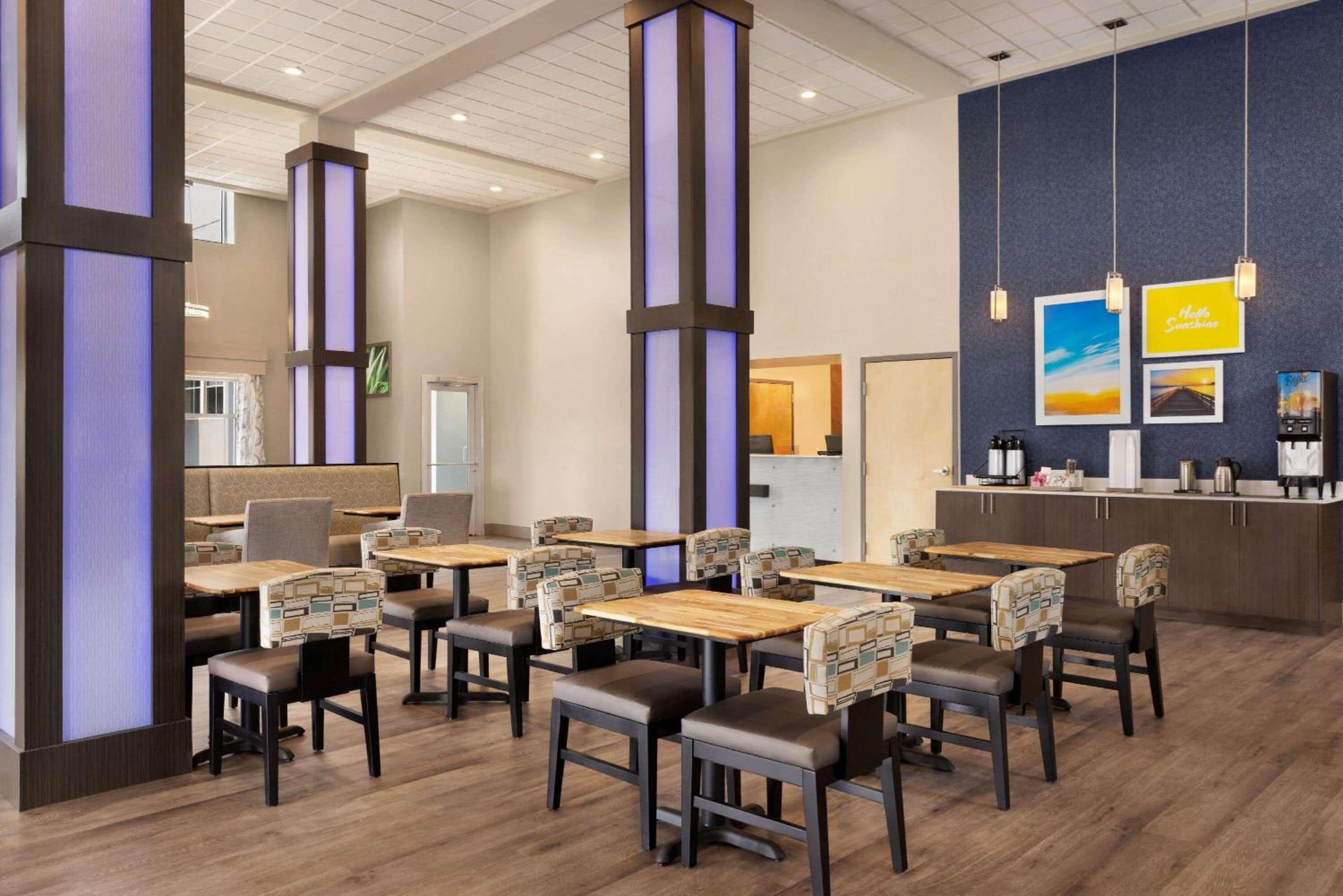 Days Inn & Suites by Wyndham Bowling Green