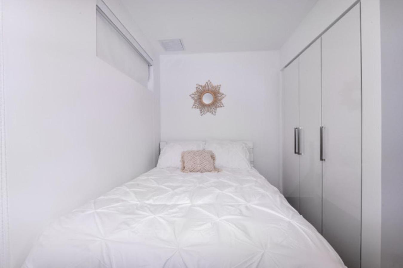 Stylish luxury condo, central location, ocean view, pool, gym