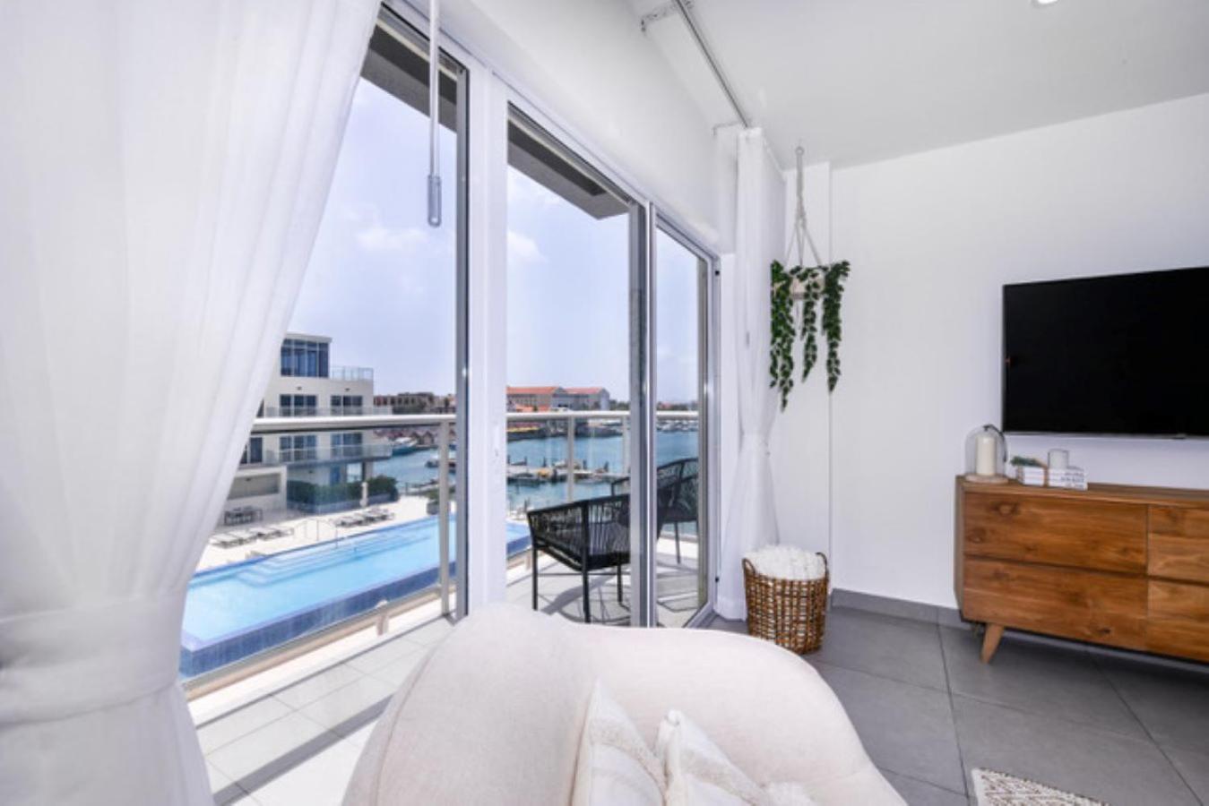 Stylish luxury condo, central location, ocean view, pool, gym