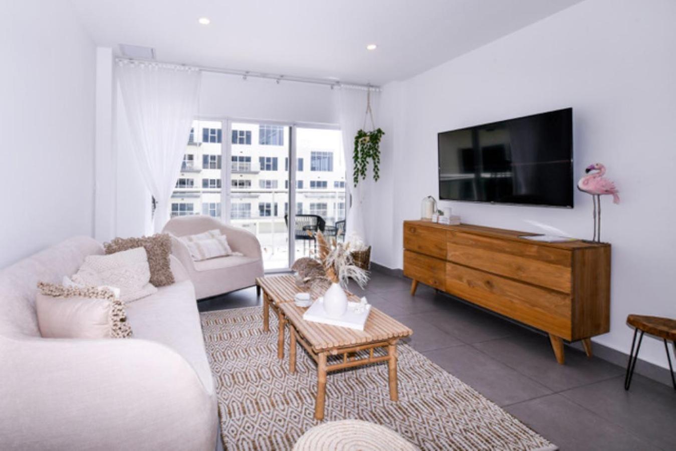 Stylish luxury condo, central location, ocean view, pool, gym