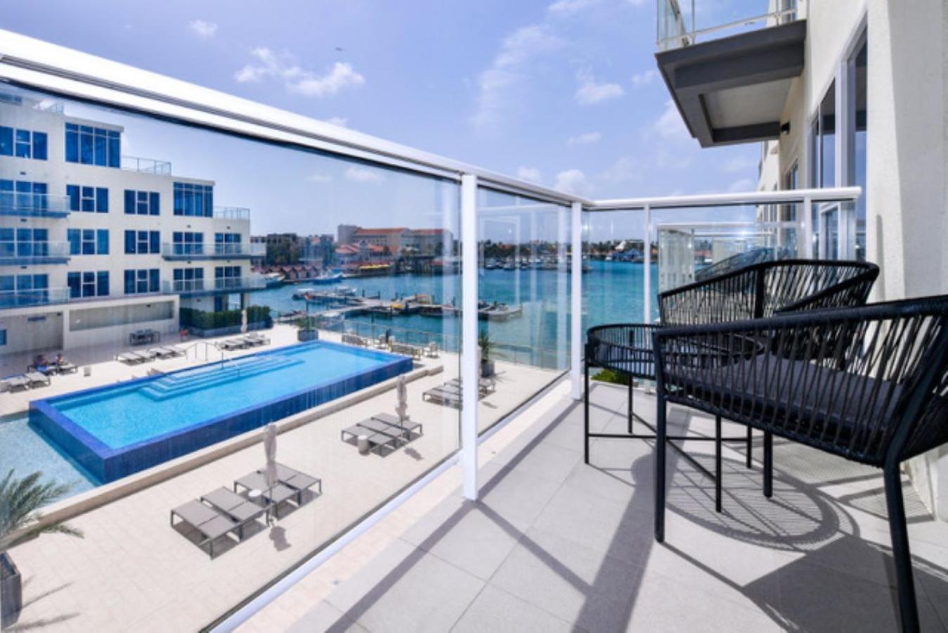 Stylish luxury condo, central location, ocean view, pool, gym