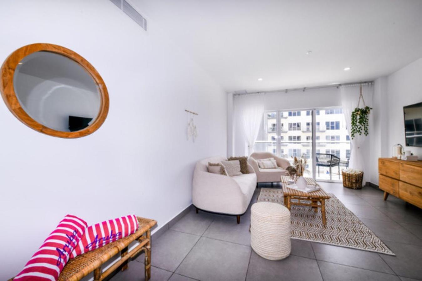 Stylish luxury condo, central location, ocean view, pool, gym