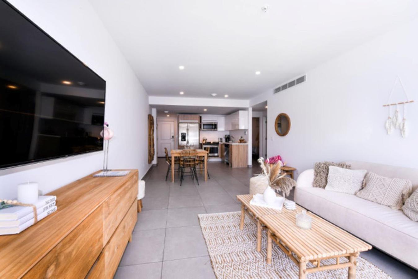 Stylish luxury condo, central location, ocean view, pool, gym