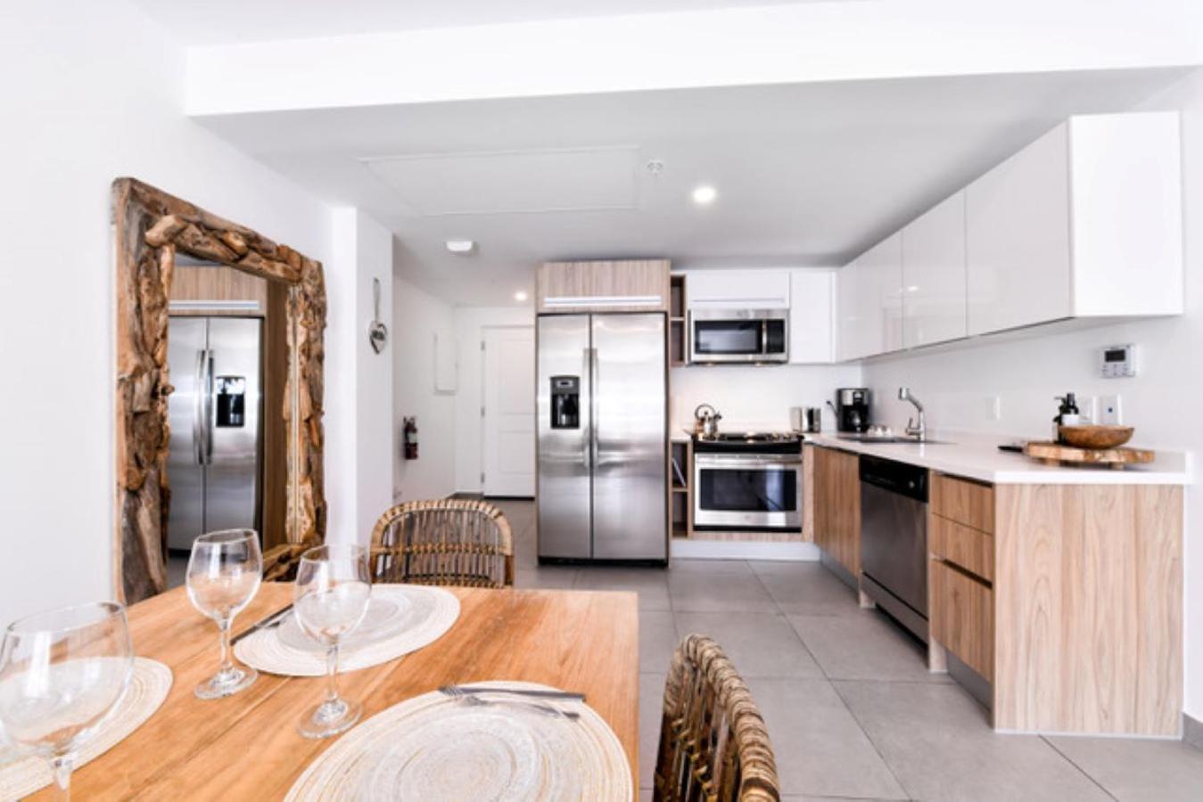 Stylish luxury condo, central location, ocean view, pool, gym