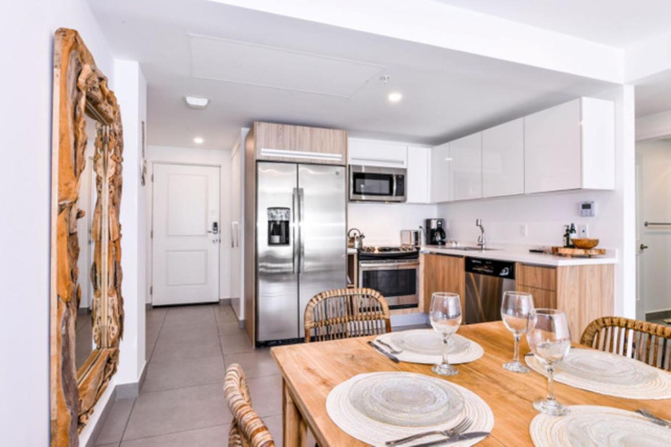 Stylish luxury condo, central location, ocean view, pool, gym