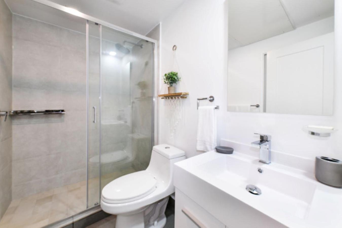 Stylish luxury condo, central location, ocean view, pool, gym