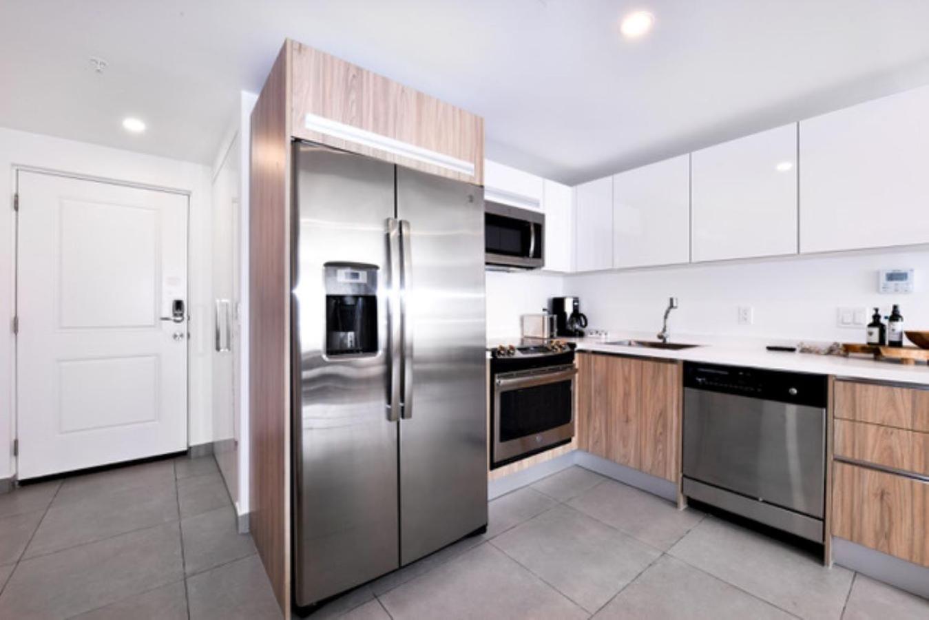 Stylish luxury condo, central location, ocean view, pool, gym
