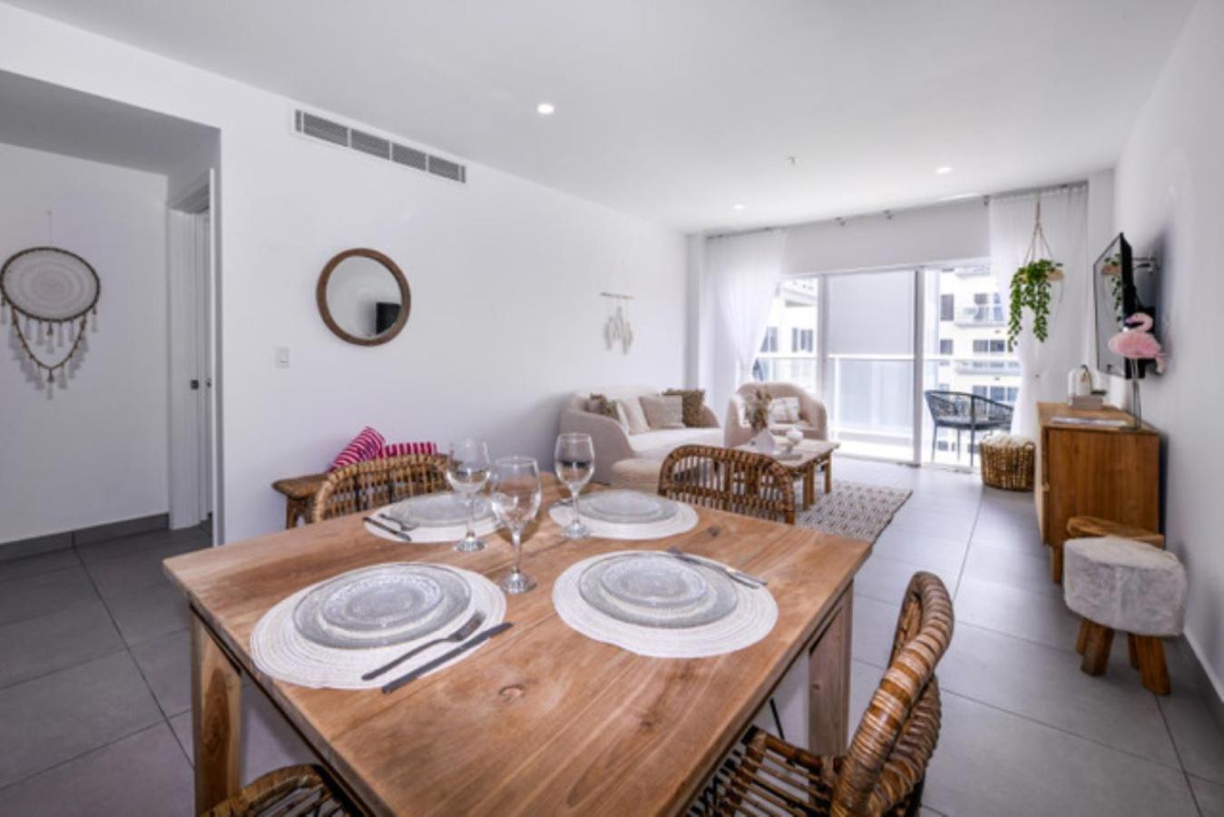 Stylish luxury condo, central location, ocean view, pool, gym