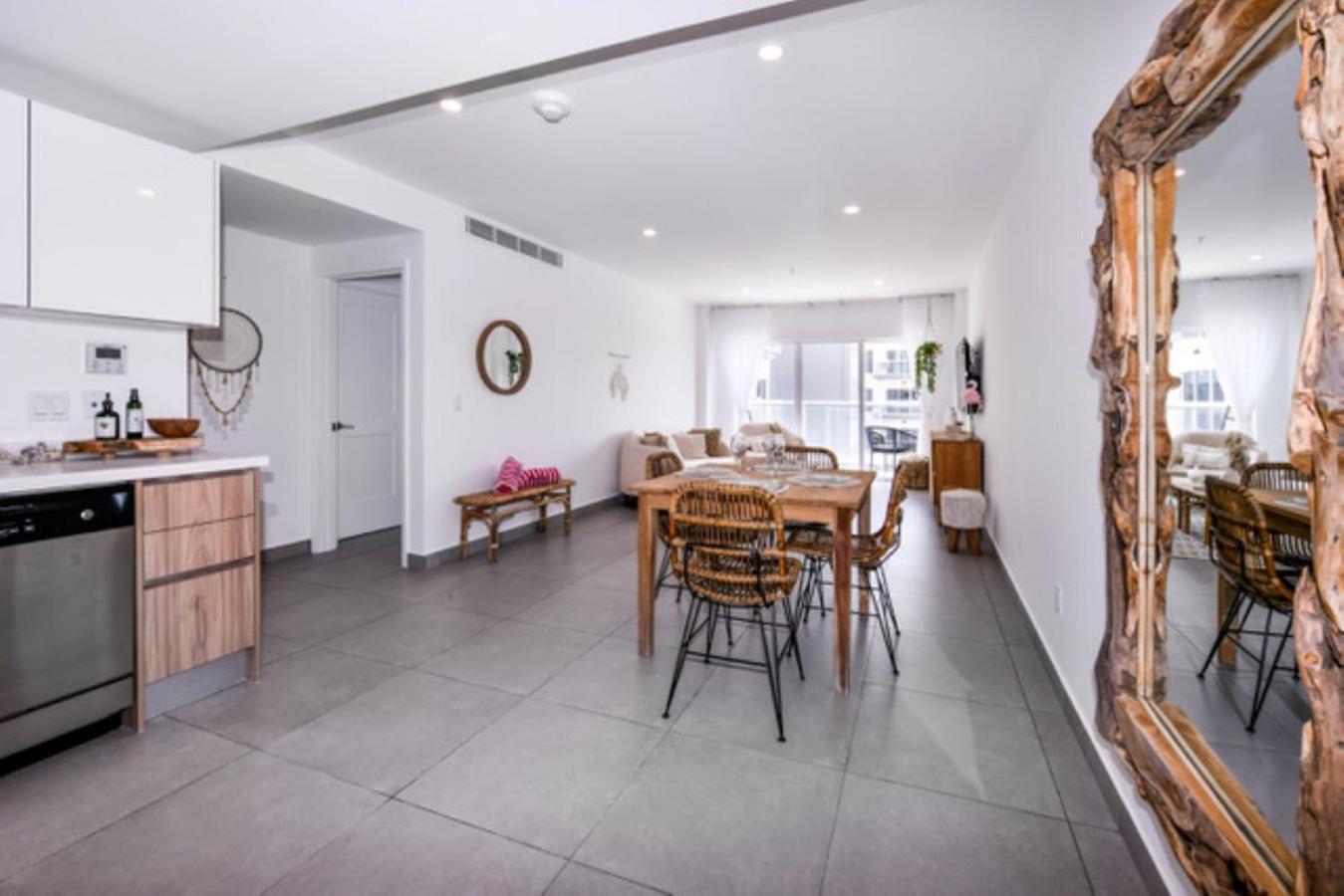 Stylish luxury condo, central location, ocean view, pool, gym