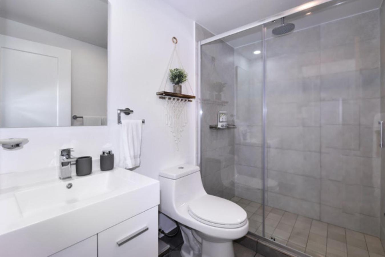 Stylish luxury condo, central location, ocean view, pool, gym