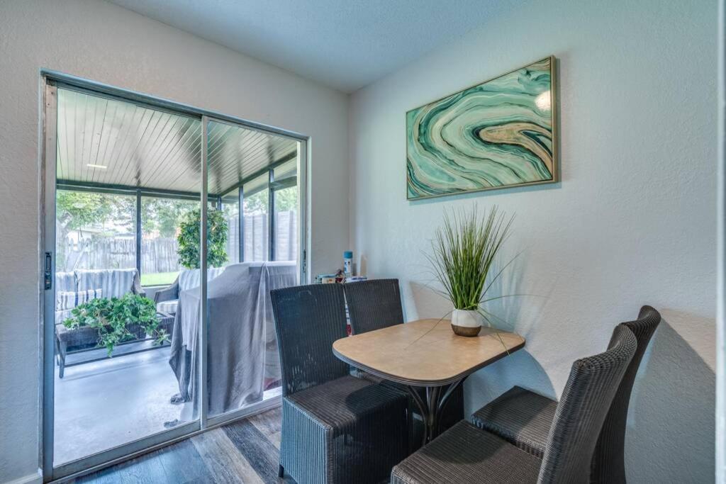 Cortez Gardens Cottage 15, Renovated and close to Beach, 3-Bed, 2-Bath 10 People view 3