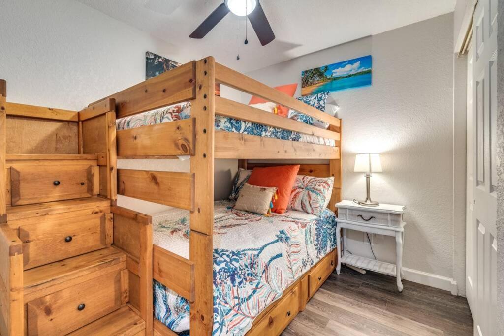 Cortez Gardens Cottage 15, Renovated and close to Beach, 3-Bed, 2-Bath 10 People view 5