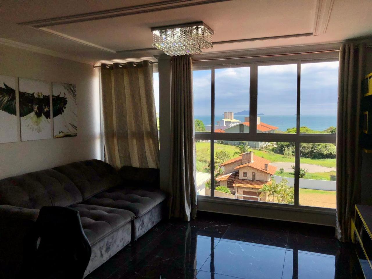 Seu refúgio paradisíaco a apenas 330 metros do mar TUB
