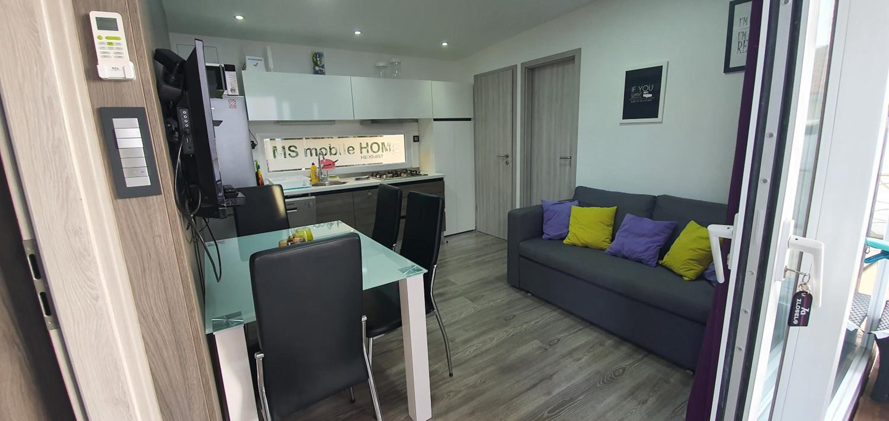 Pirovac Premium Luksuzni Mobile-Home on the beach 6 ležaja satelit tv wifi klima 2 x wc velika terasa full opremljena ljubimci dozvoljeni parkirno mjesto 1 view 3