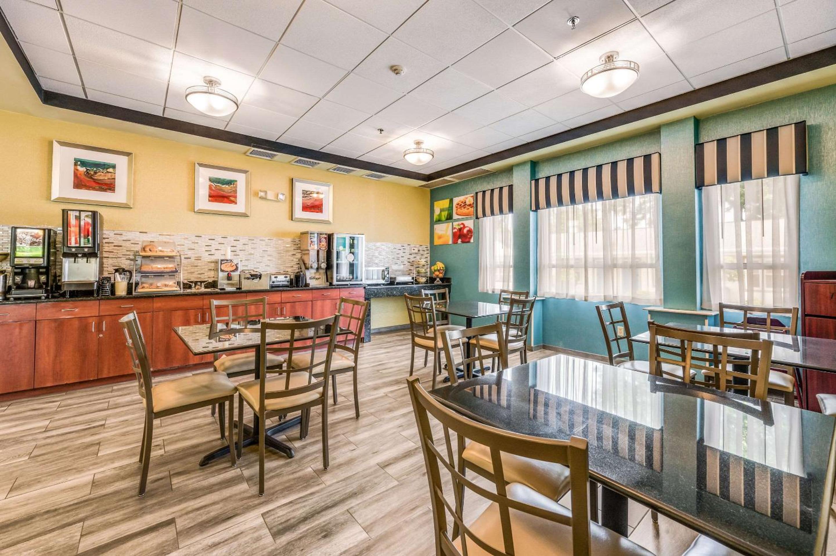 Poughkeepsie Vacations - Quality Inn Poughkeepsie - Property Image 2