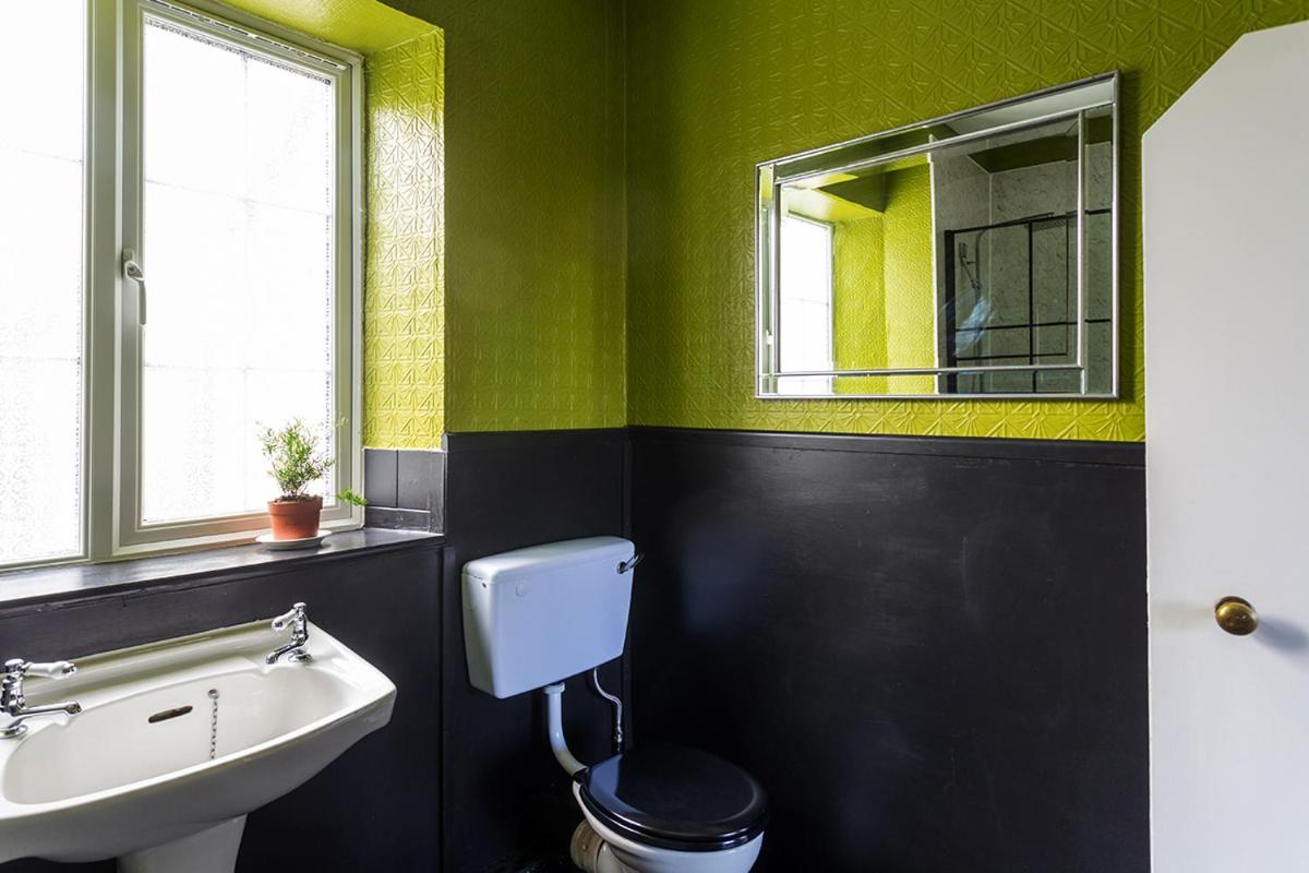 Bear House B&B, Ensuite room above the Brachio Cafe, Colyton