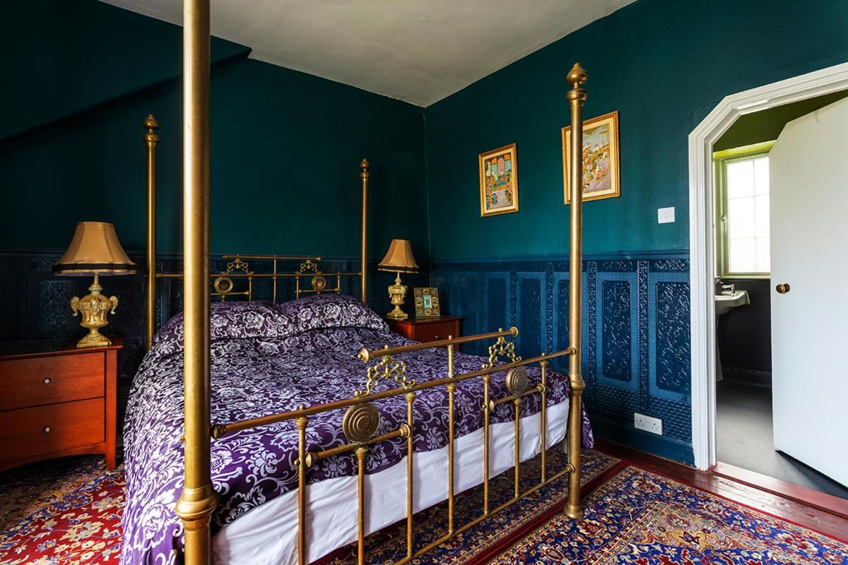 Bear House B&B, Ensuite room above the Brachio Bakery Cafe, Colyton