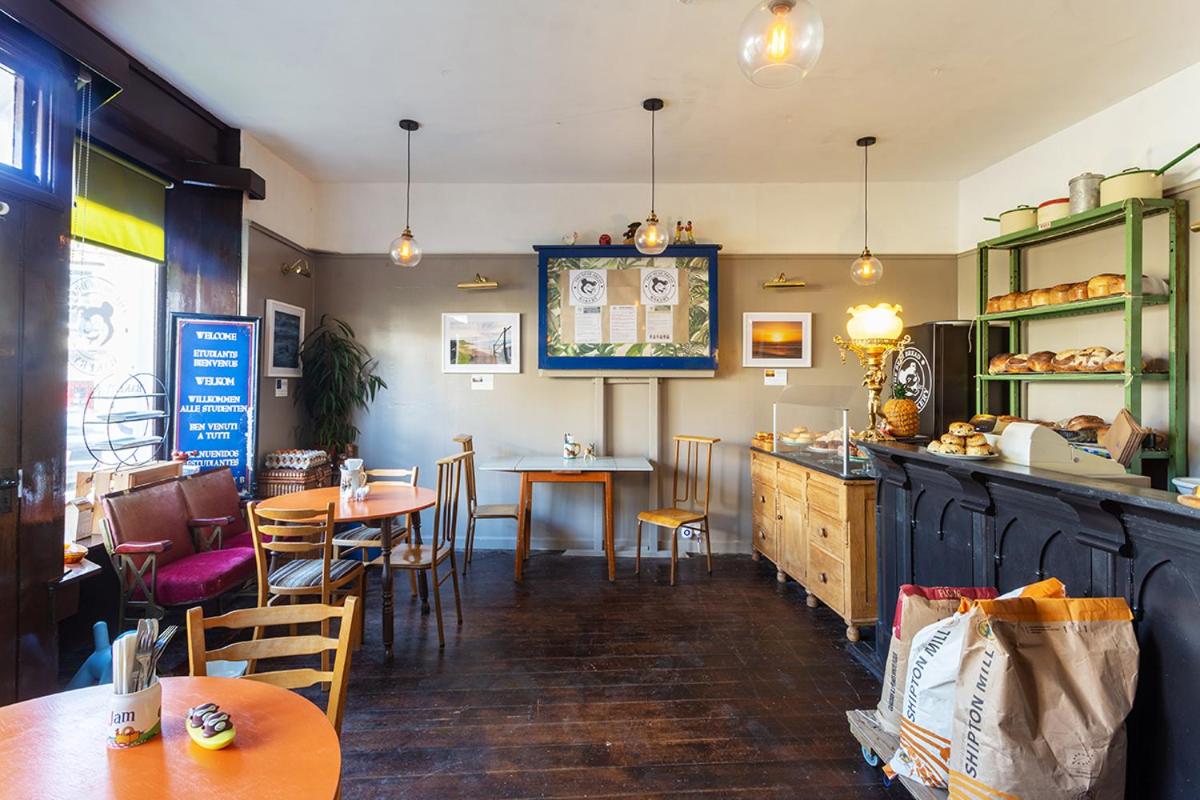 Bear House B&B, Ensuite room above the Brachio Bakery Cafe, Colyton