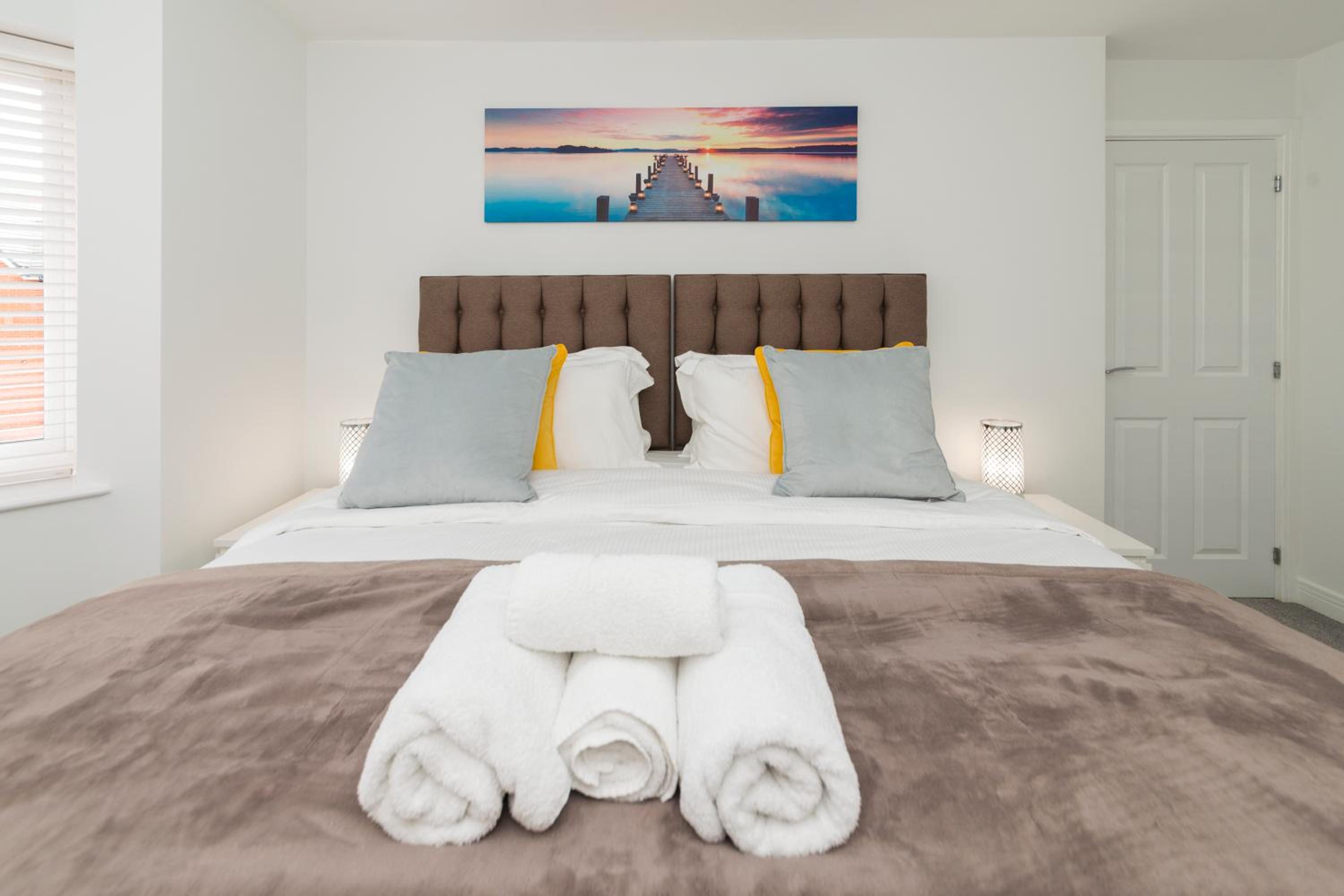 Greenfield's Oxlade Home - Modern 3 Bed room House, Langley, Slough view 2