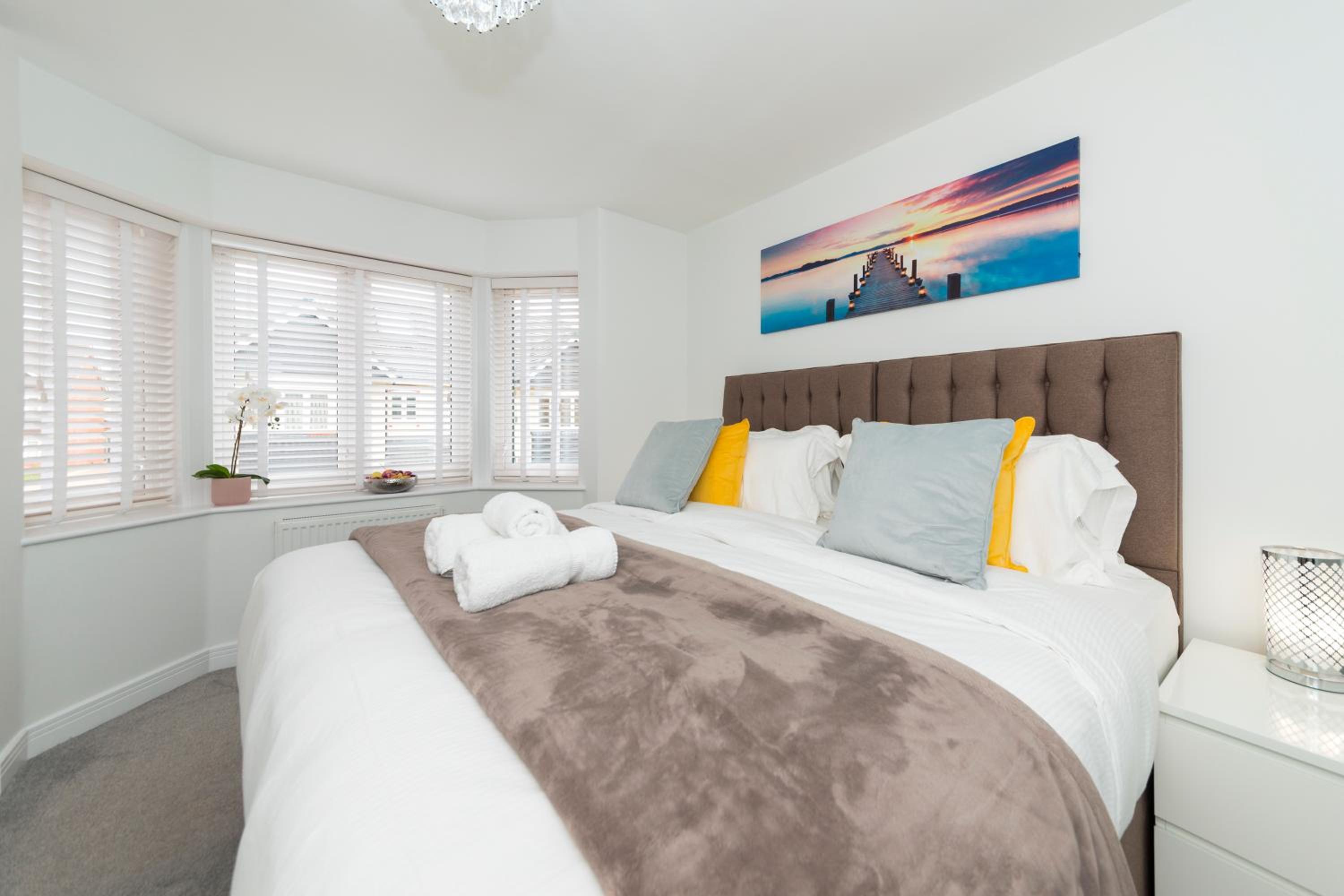 Greenfield's Oxlade Home - Modern 3 Bed room House, Langley, Slough view 3