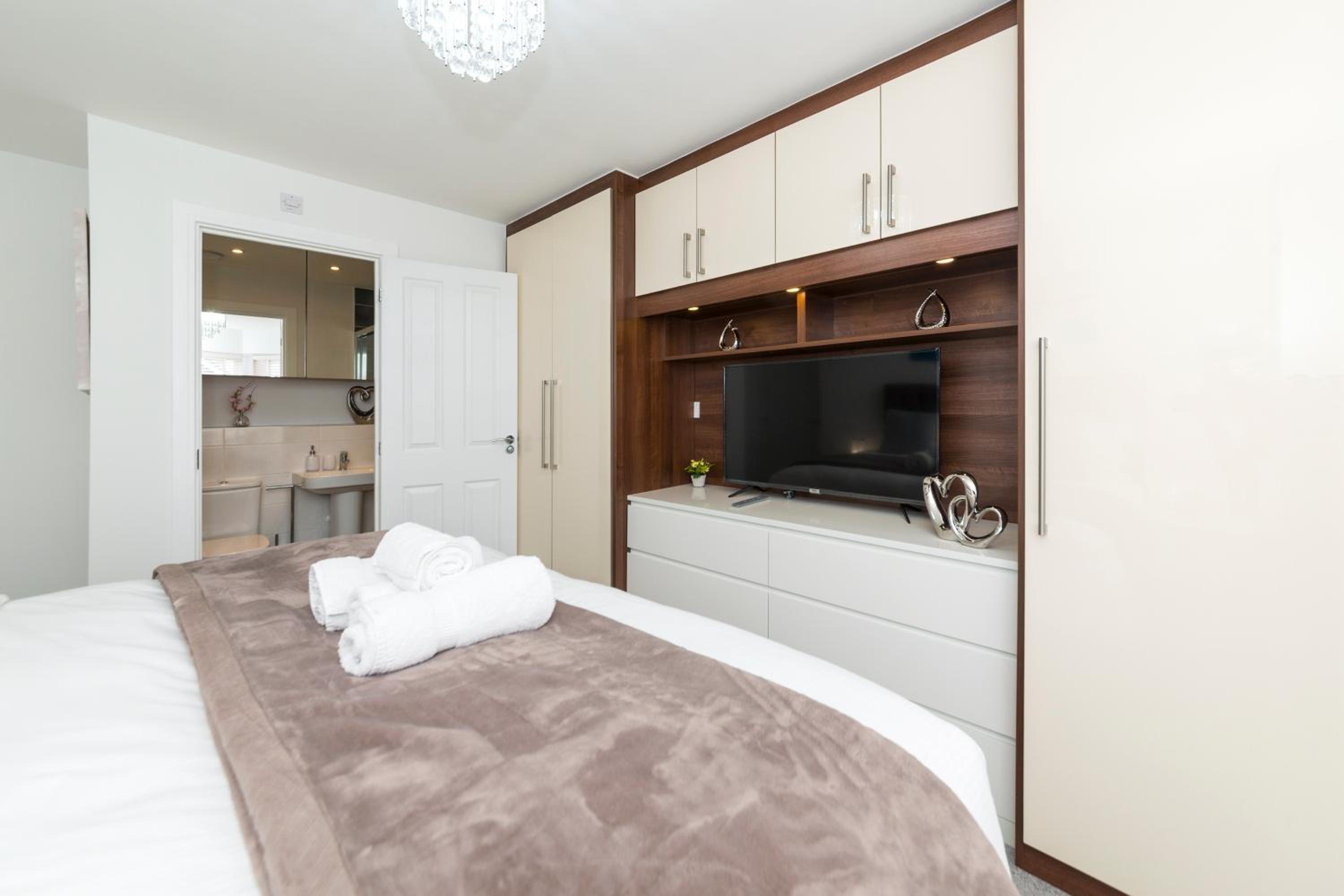Greenfield's Oxlade Home - Modern 3 Bed room House, Langley, Slough view 5