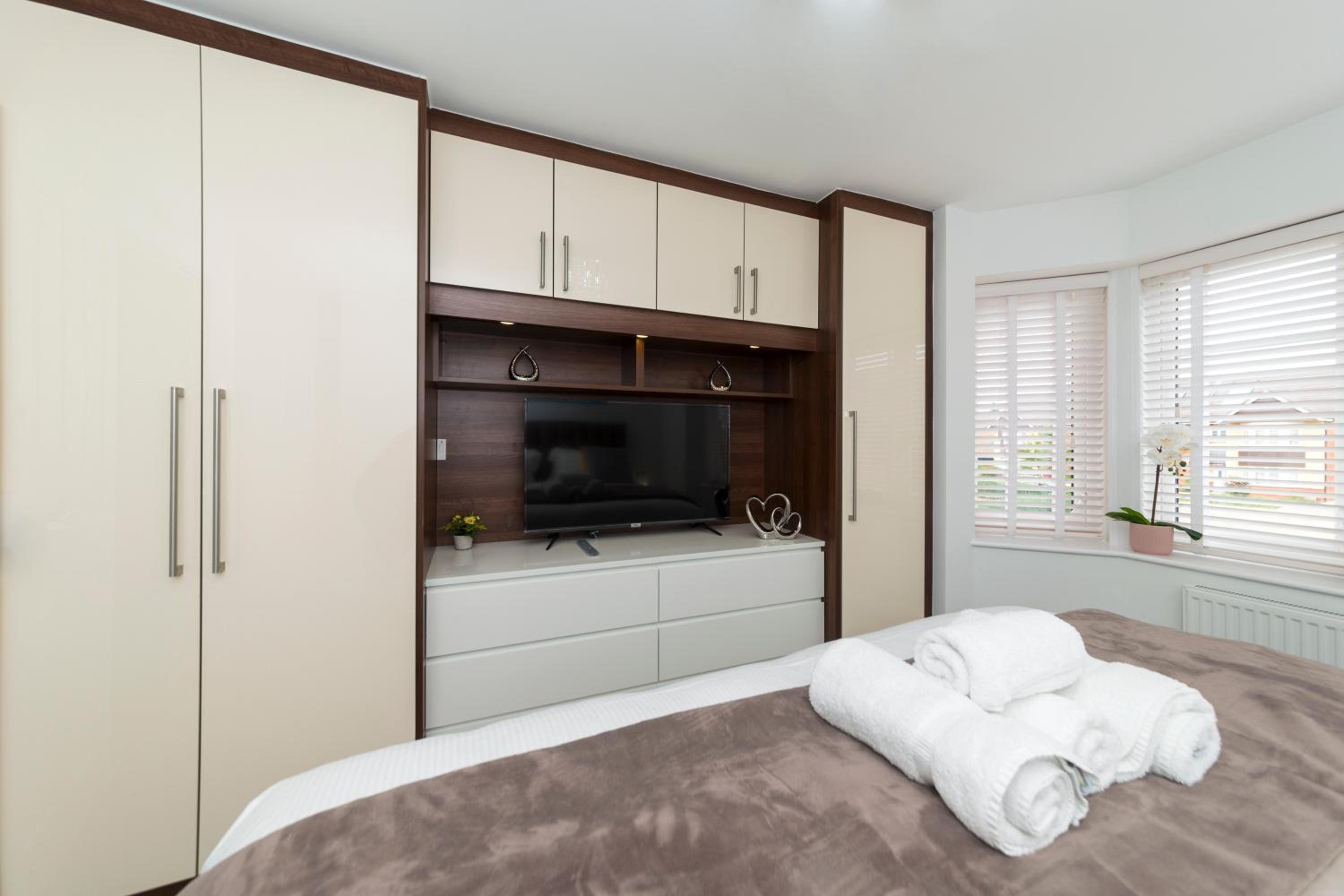 Greenfield's Oxlade Home - Modern 3 Bed room House, Langley, Slough view 4