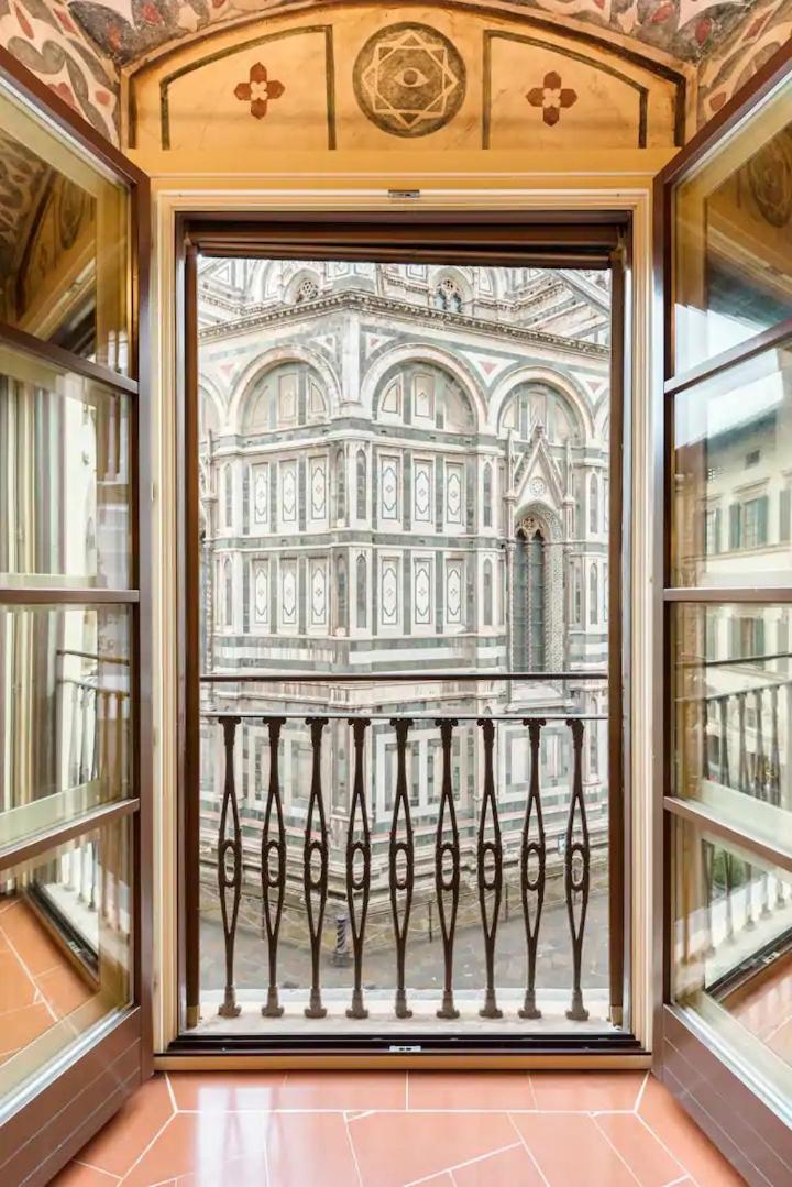 Renaissance Apartment in Historic Building with Duomo Views photo 5