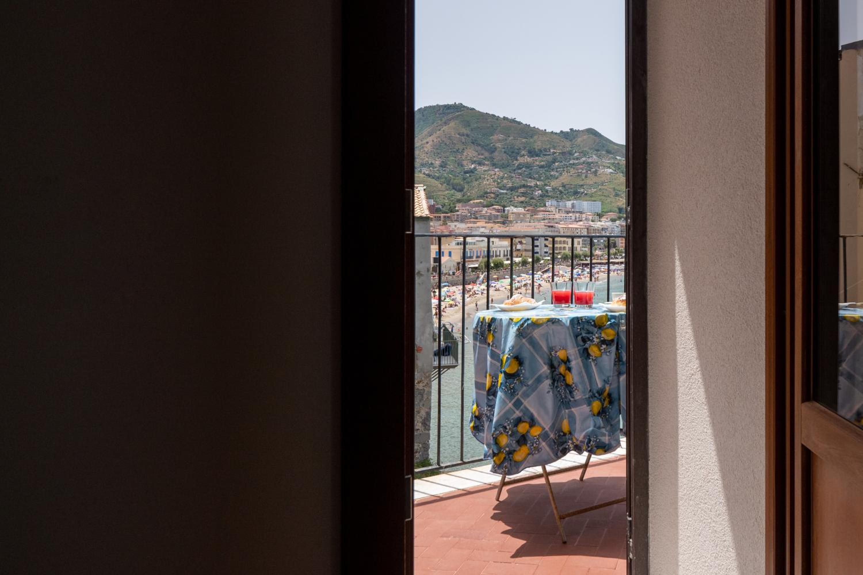 LavatoioFlats Casa sul mare e sul lavatoio medievale a Cefalù view 3