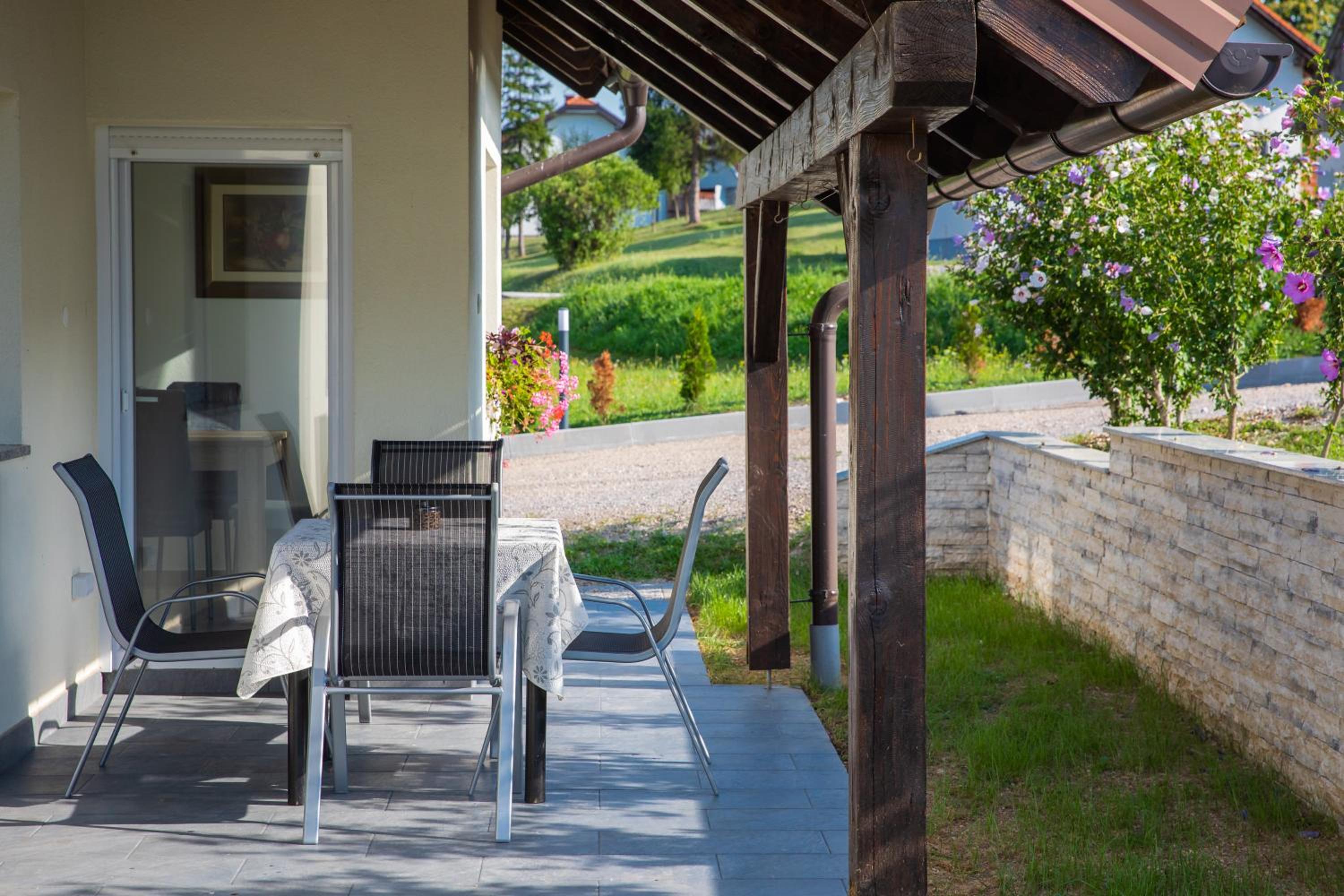 Apartmani Leptir view 5