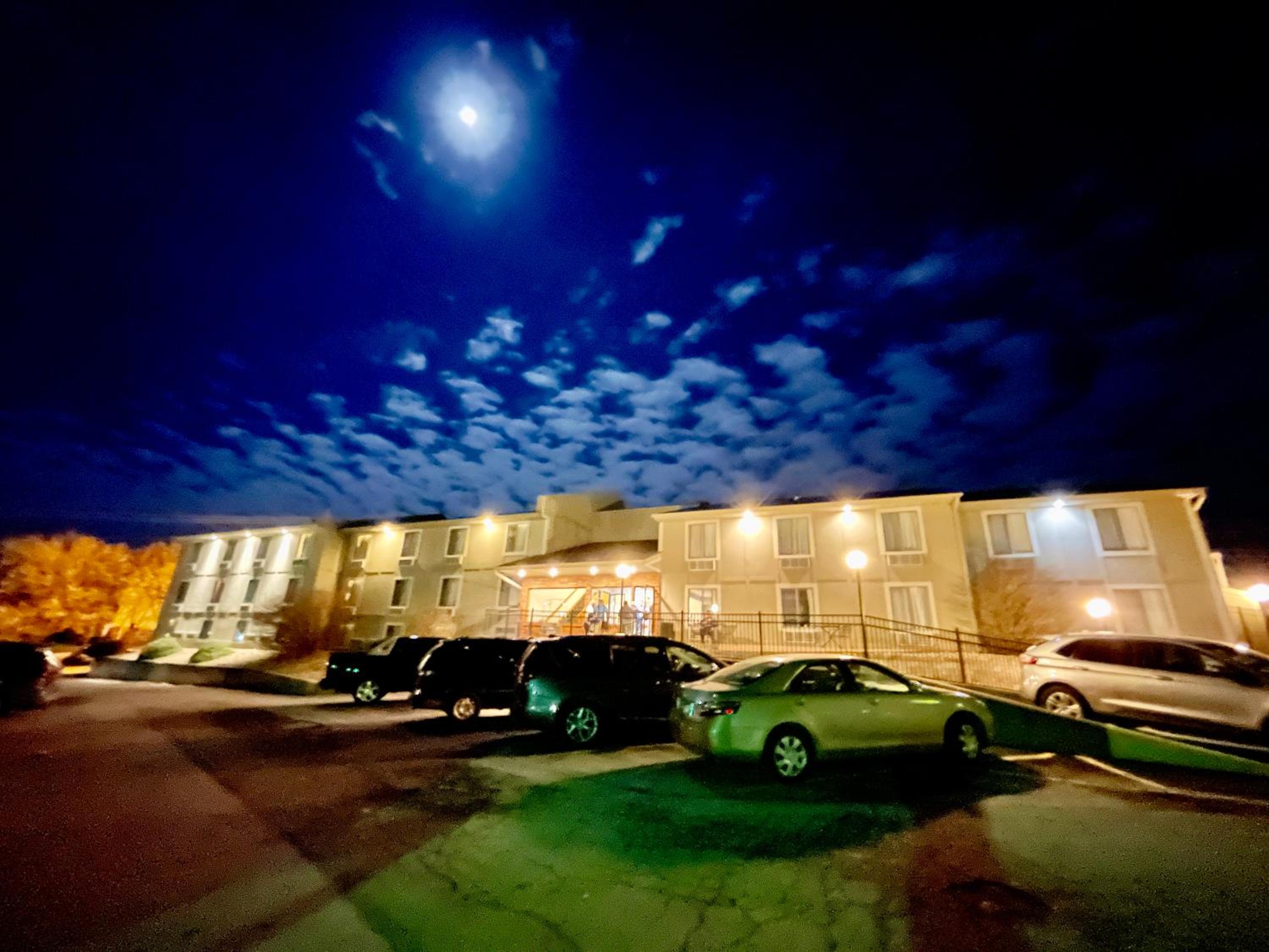 Hannibal Vacations - Super 8 by Wyndham Hannibal - Property Image 7