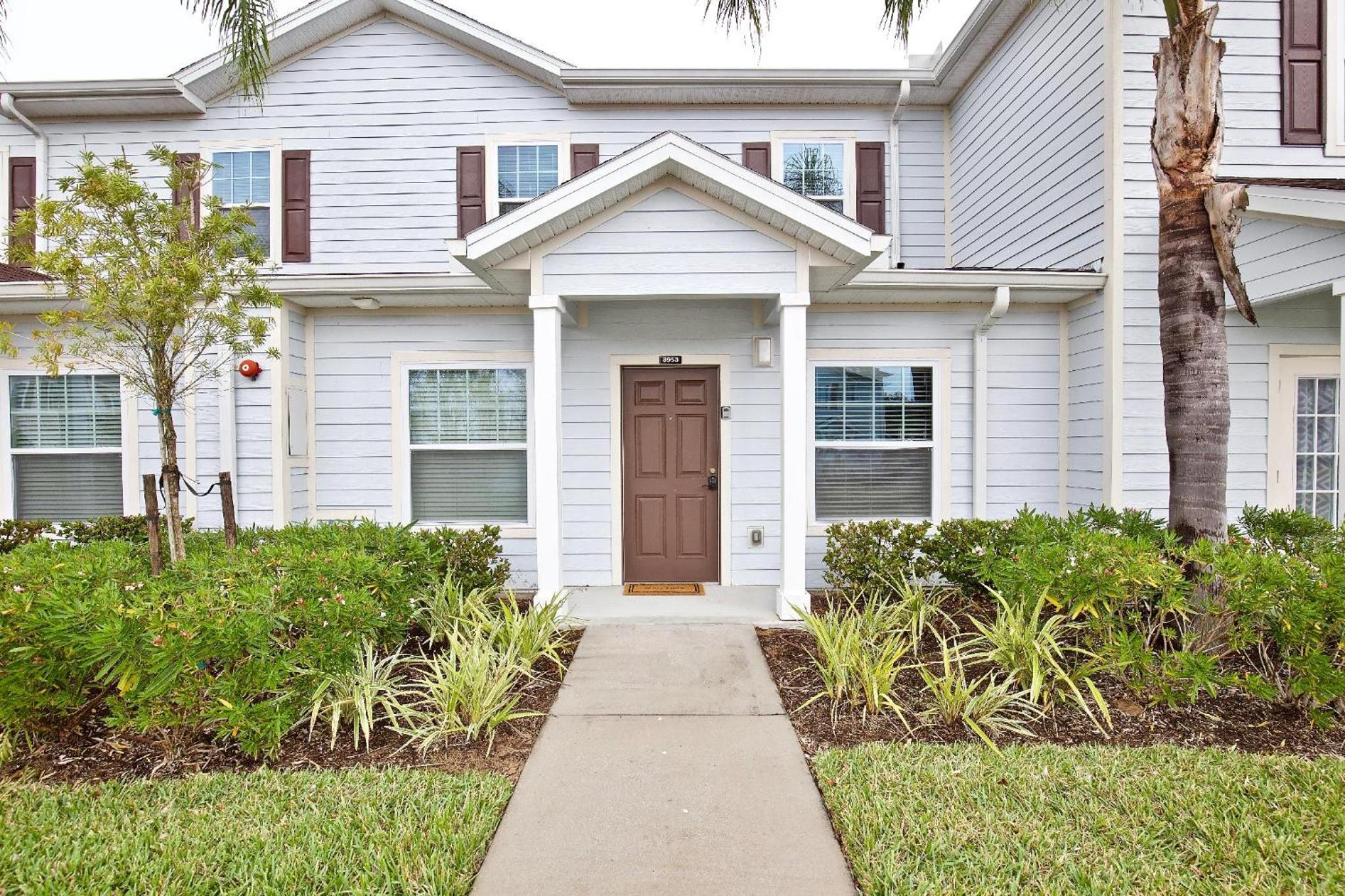 Great and practical townhouse in gated community, sleeps 6 10 min to Disney!