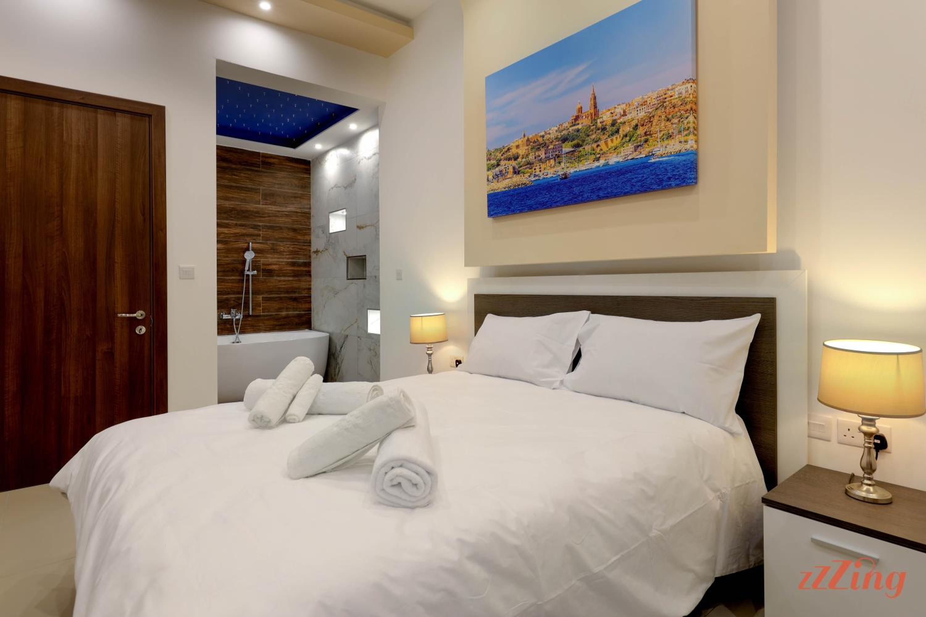 Gem Beachfront Apt with Amazing Bay and Sea Views