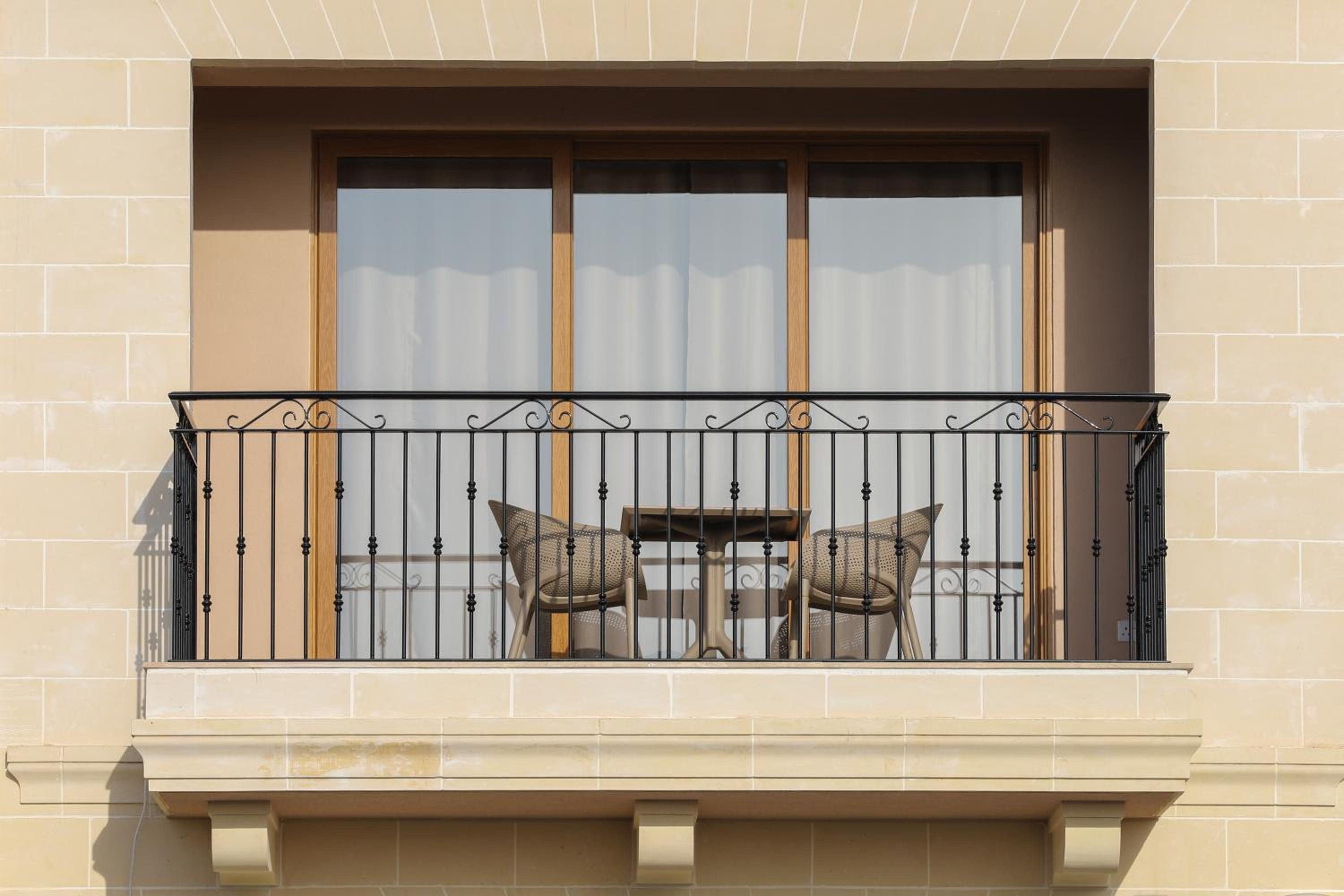 Gem Beachfront Apt with Amazing Bay and Sea Views