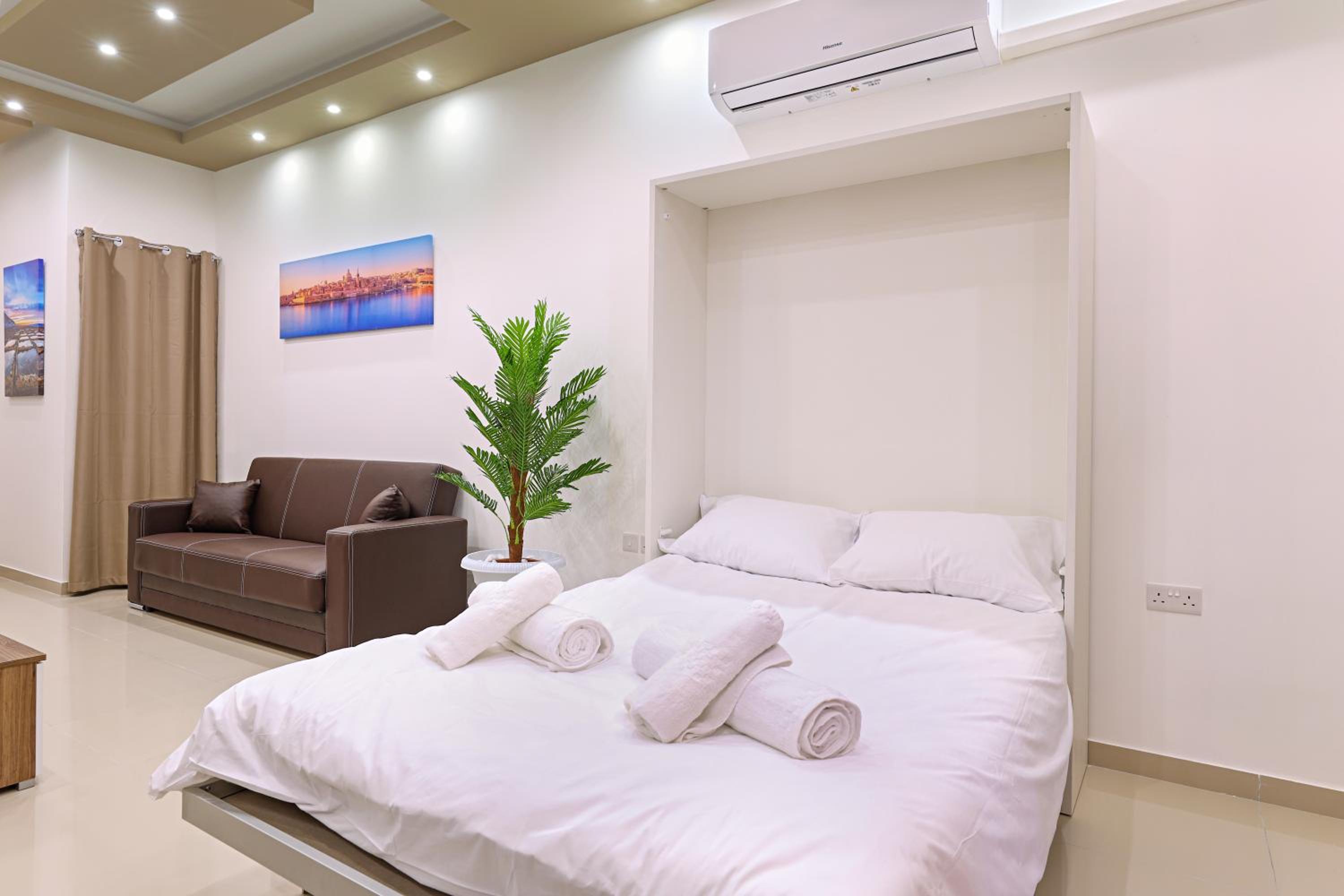 Gem Beachfront Apt with Amazing Bay and Sea Views