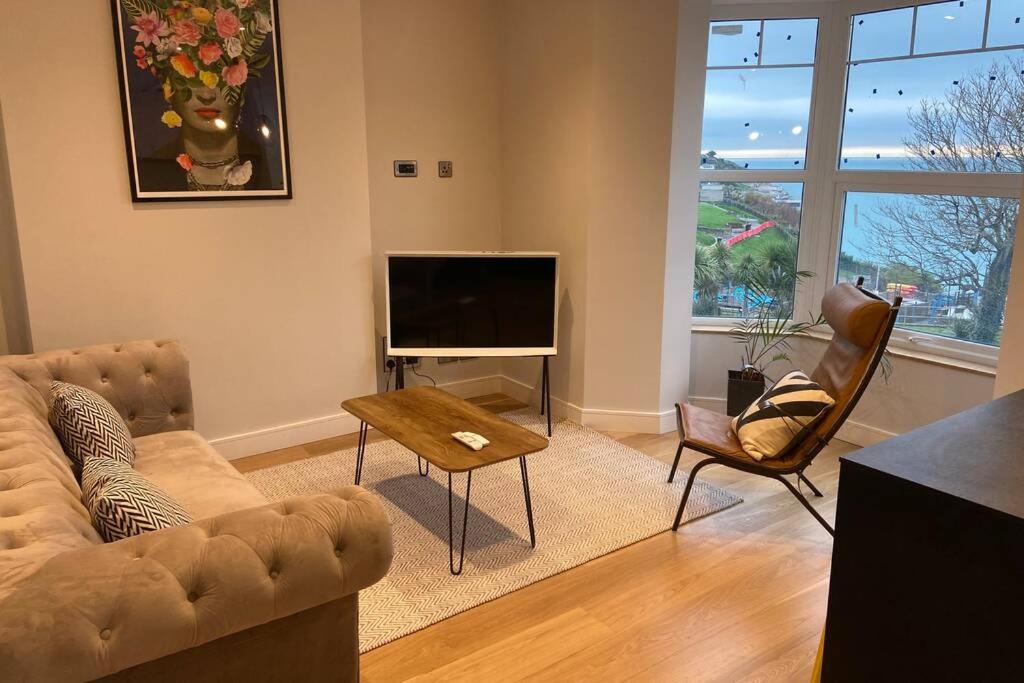 Spacious 1 bedroom apartment with sea views view 3