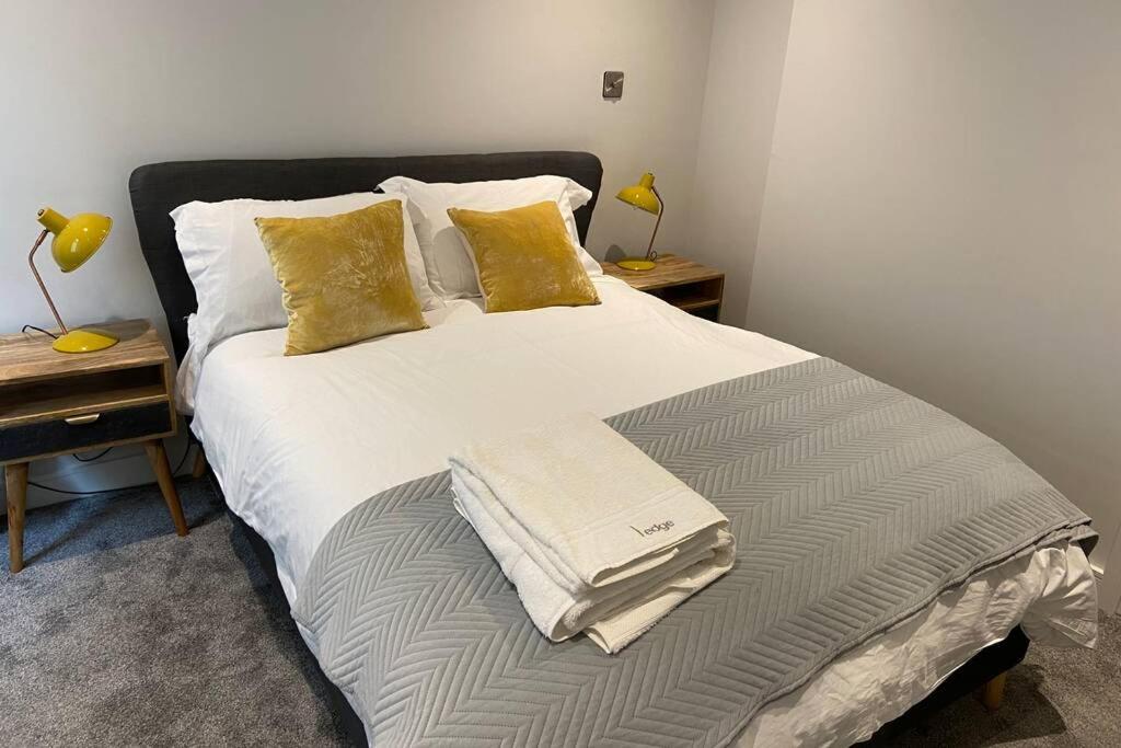 Spacious 1 bedroom apartment with sea views view 2
