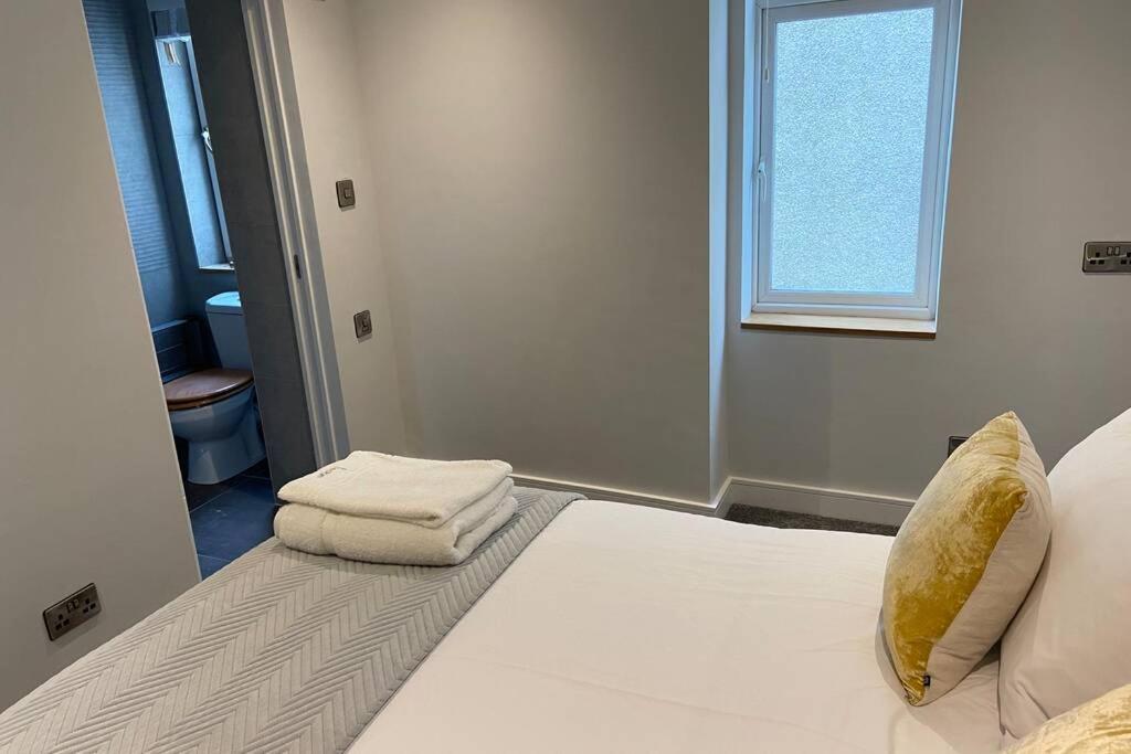 Spacious 1 bedroom apartment with sea views view 4