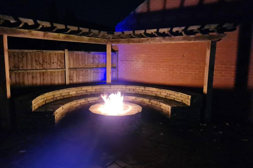 Detached luxury 5 bed house, lanscaped garden, fire pit, parking, can sleep families or workers view 5