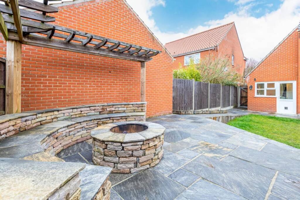 Detached luxury 5 bed house, lanscaped garden, fire pit, parking, can sleep families or workers view 3